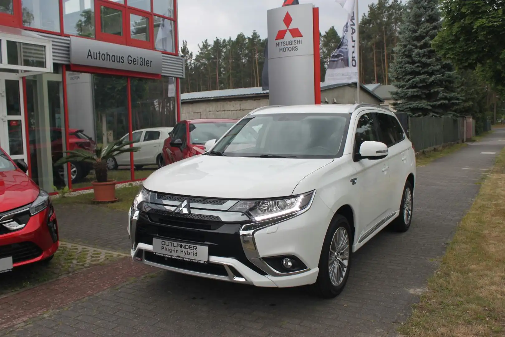 Mitsubishi Outlander Outlander Plug-in Hybrid BASIS 2.4 MIVEC 4WD Blanc - 1
