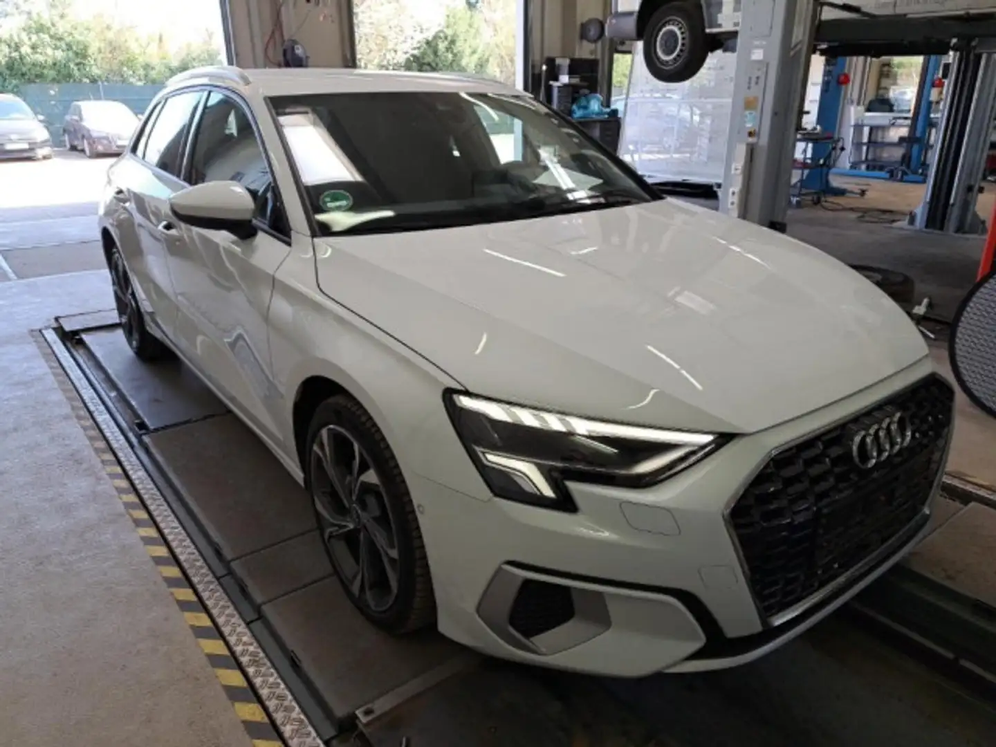 Audi A3 40 TFSIe advanced S tronic AHK NAVI Weiß - 2