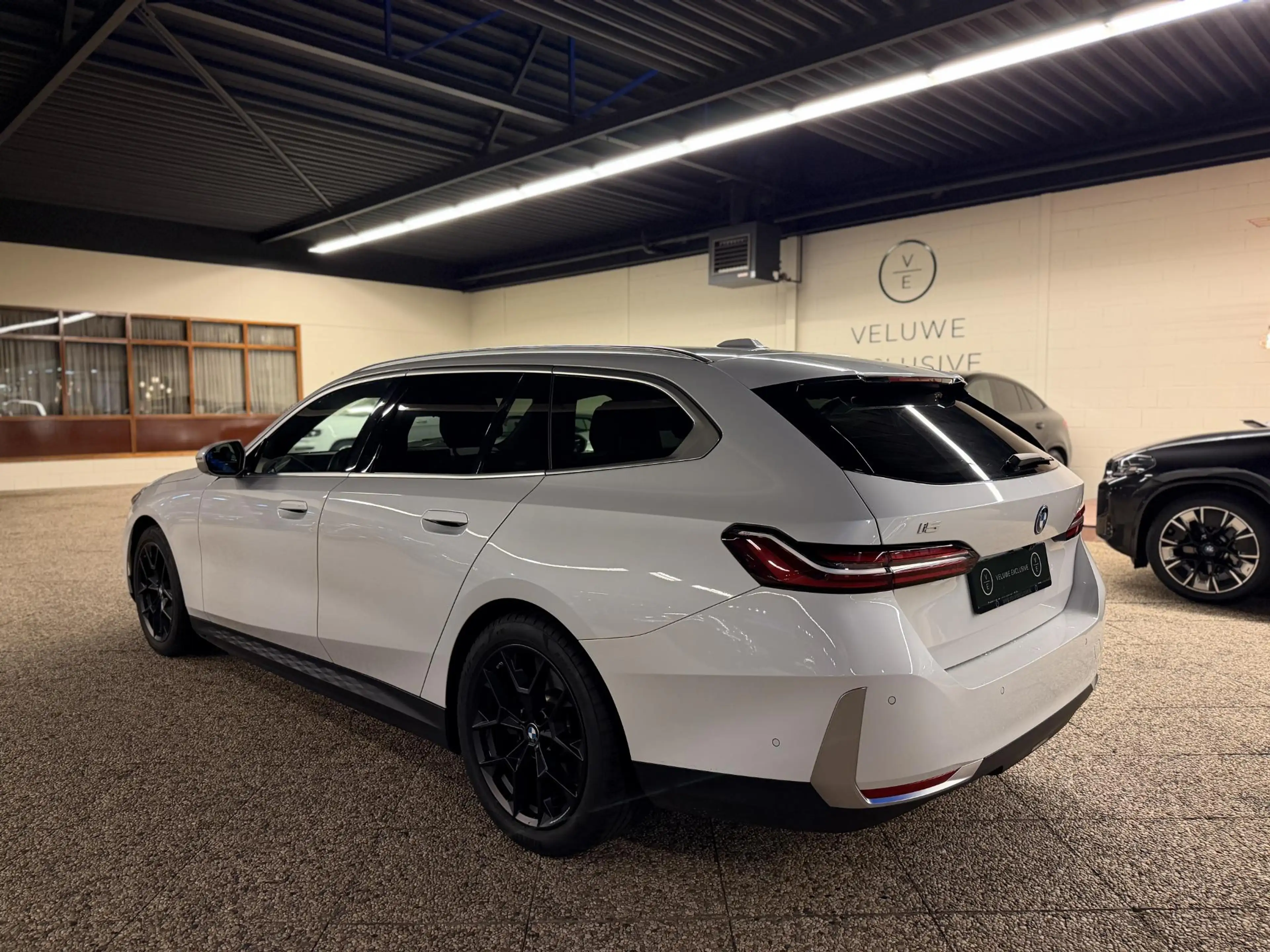 BMW i5 Touring eDrive40 Business Edition 84 kWh | SOH 96% — photo 3