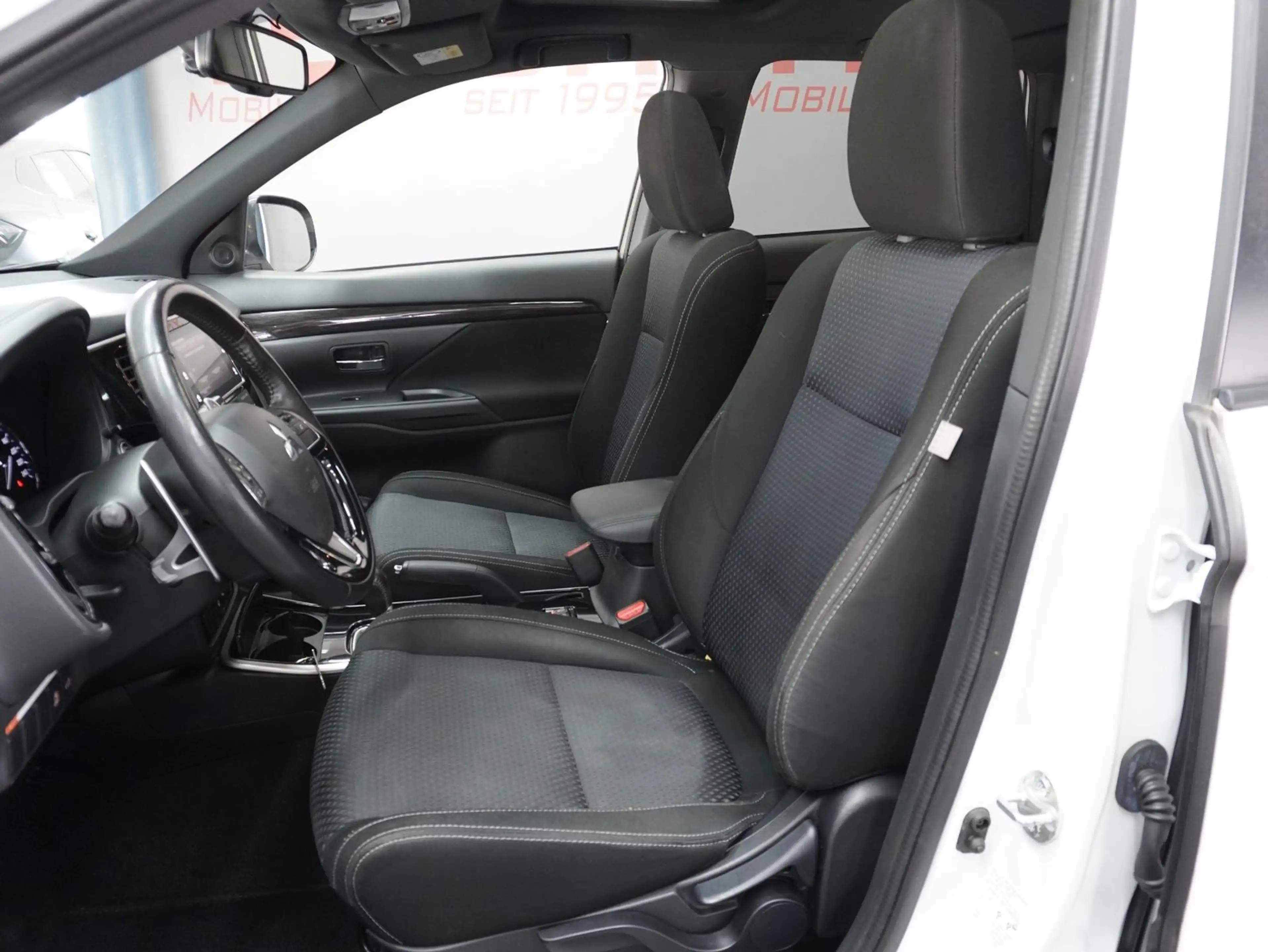 Mitsubishi Outlander 2.0 MIVEC Diamant+|7-SITZER | 1. HAND — photo 14