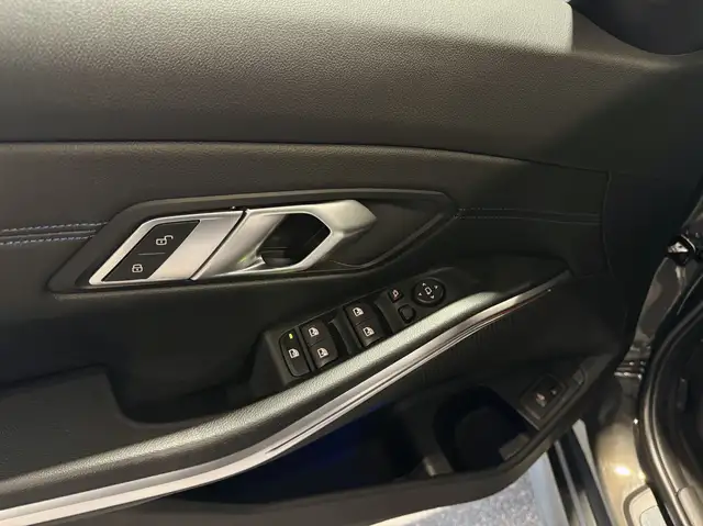 BMW 3 Series view 8