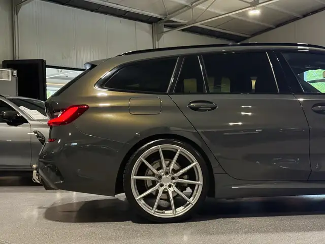 BMW 3 Series view 9