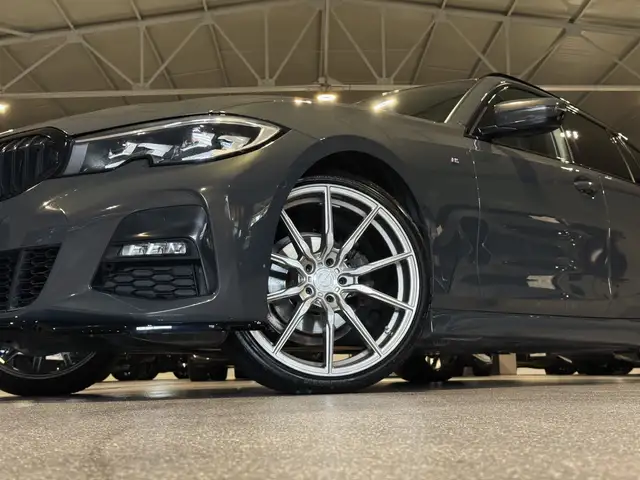 BMW 3 Series view 4