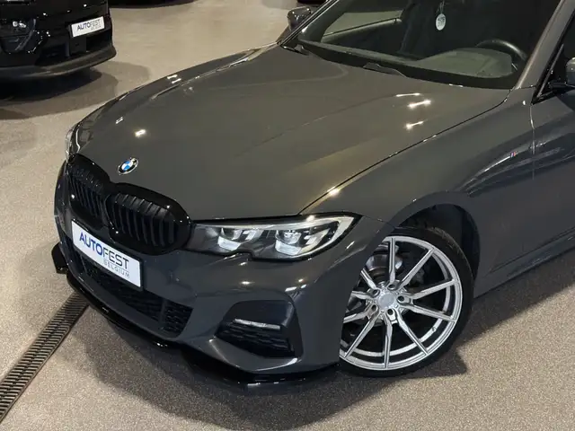 BMW 3 Series view 6