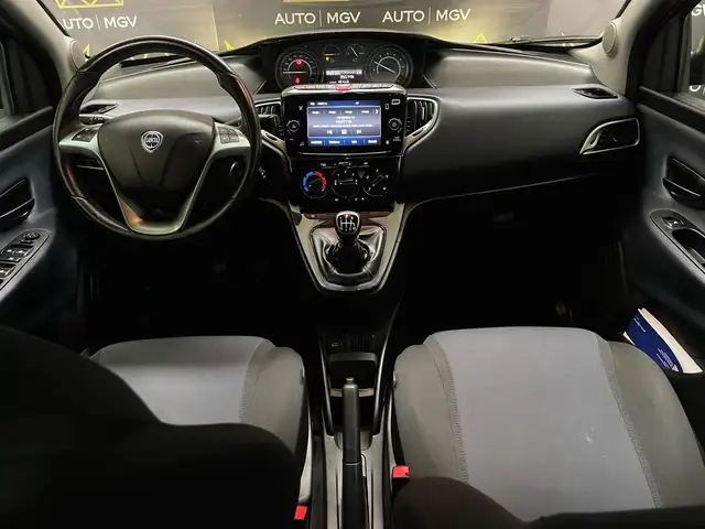 Lancia Ypsilon view 9