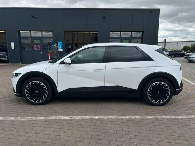 Hyundai Ioniq 5 view 3
