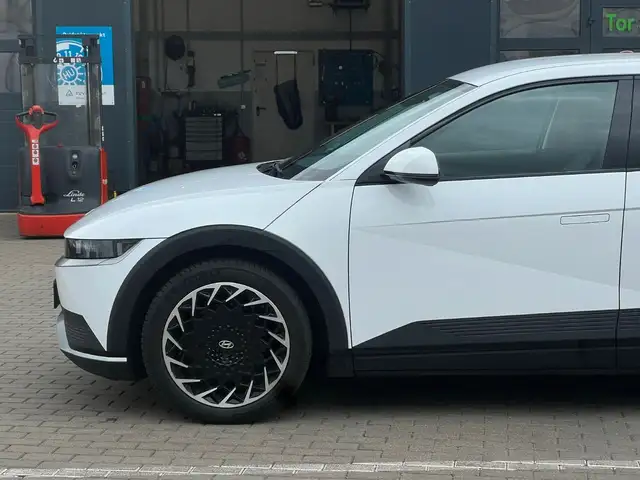 Hyundai Ioniq 5 view 4