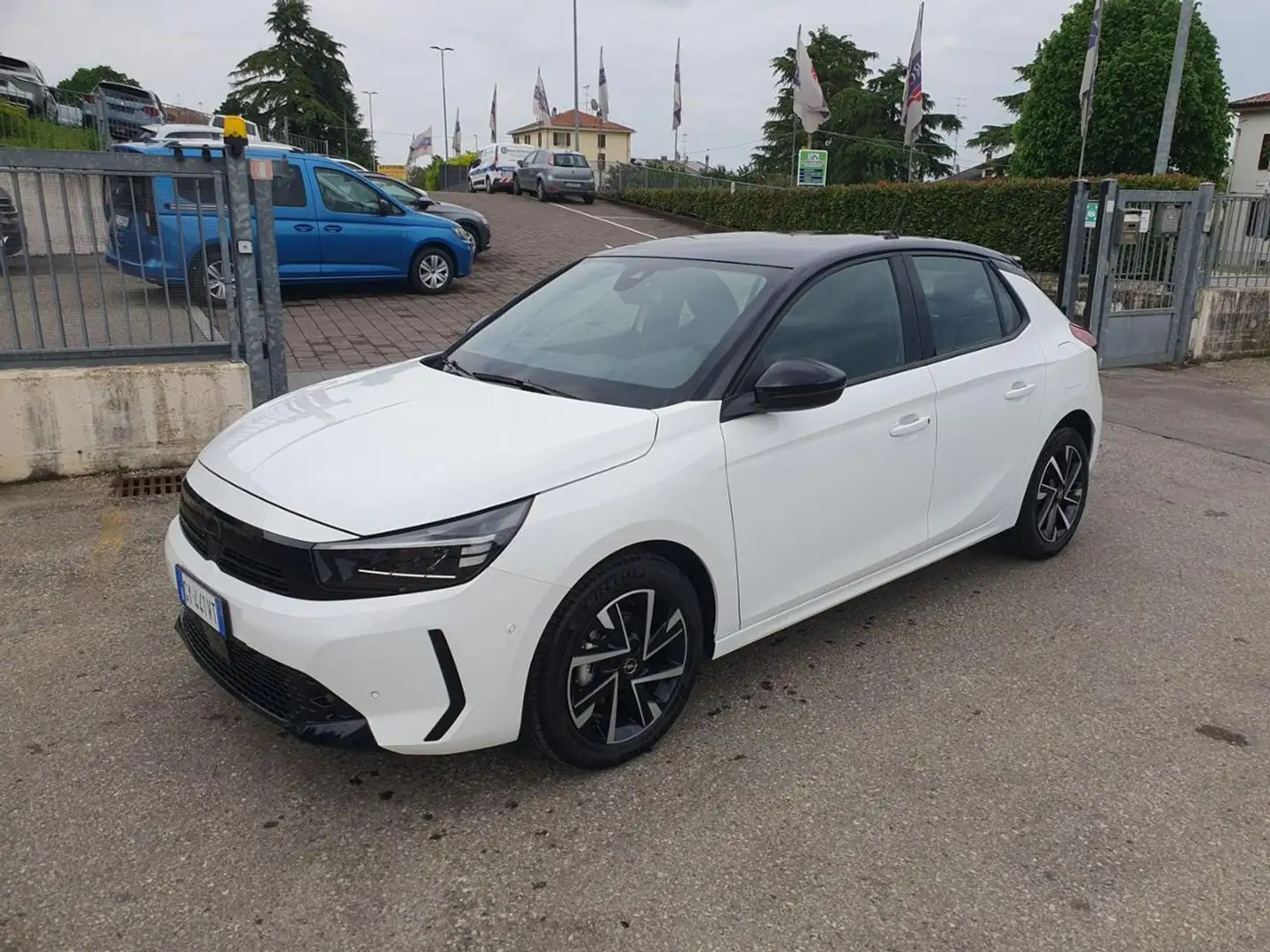 Opel Corsa 1.2 GS Weiß - 2