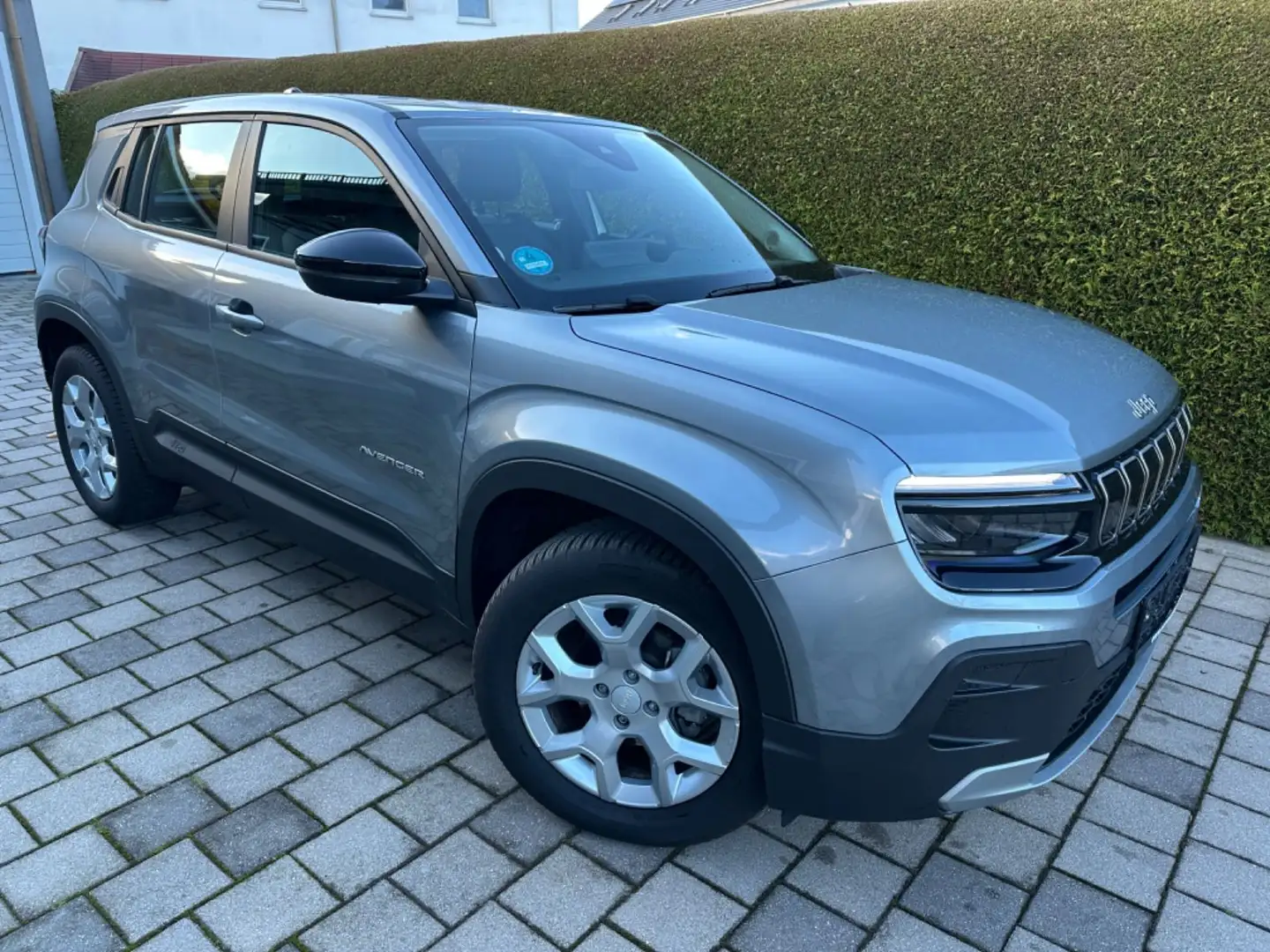 Jeep Avenger 1.2 GSE T3 GDI Altitude ACC, SHZ, LED. Grijs - 1