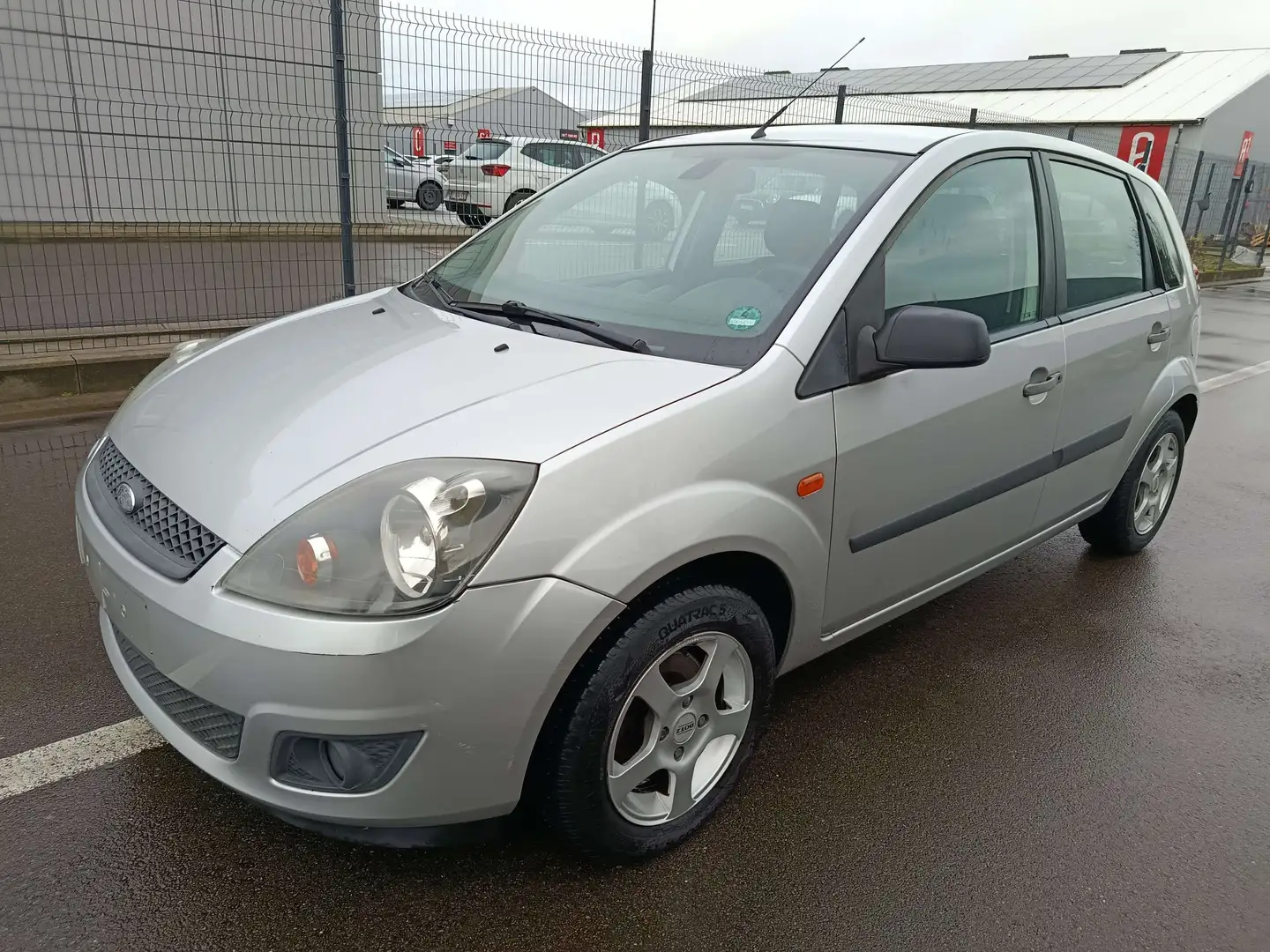 Ford Fiesta Fiesta 1.3i Trend Gris - 1