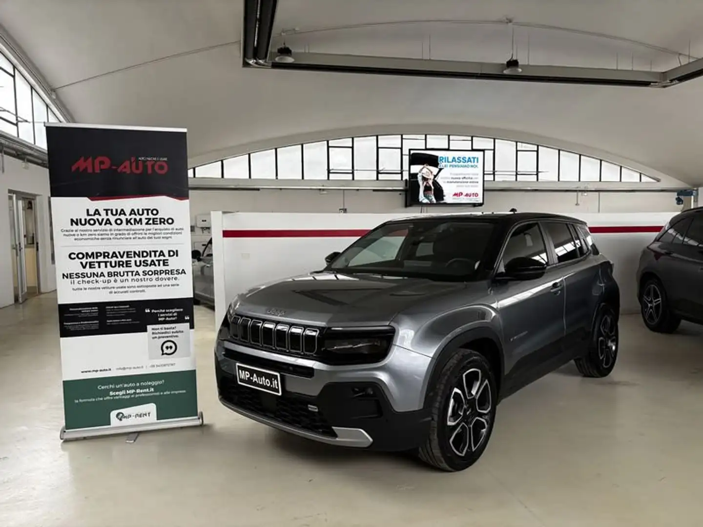 Jeep Avenger 1.2 Turbo Summit tua a 393,00 al mese Grijs - 1
