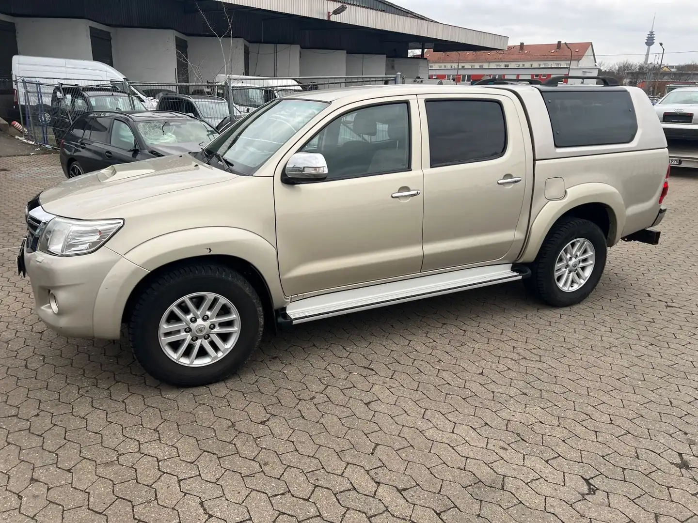 Toyota Hilux 3,0 Liter Goud - 1