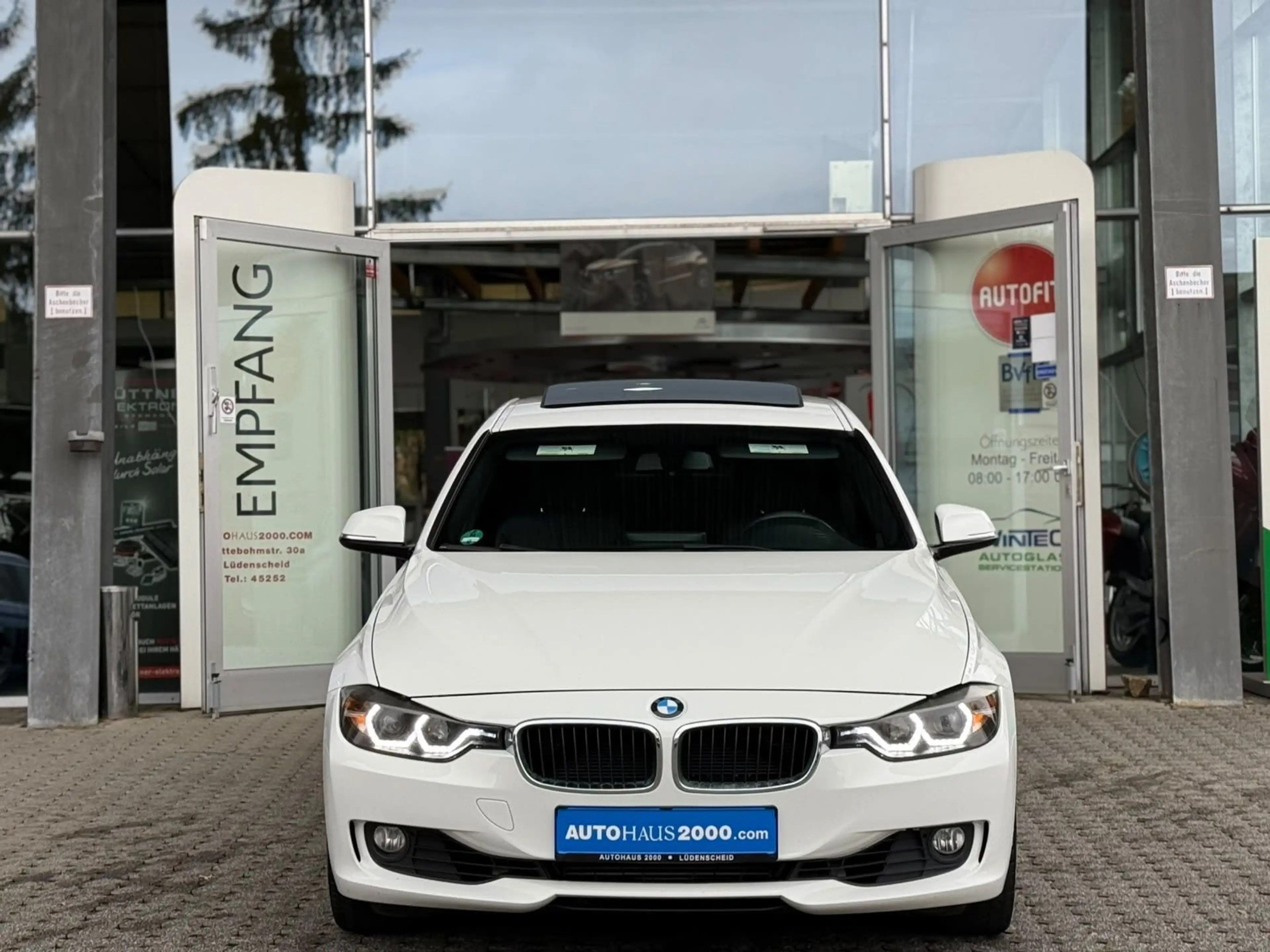 BMW 320 i xDrive Automatik Limousine/ALPINWEISS/SHZ/ — photo 2