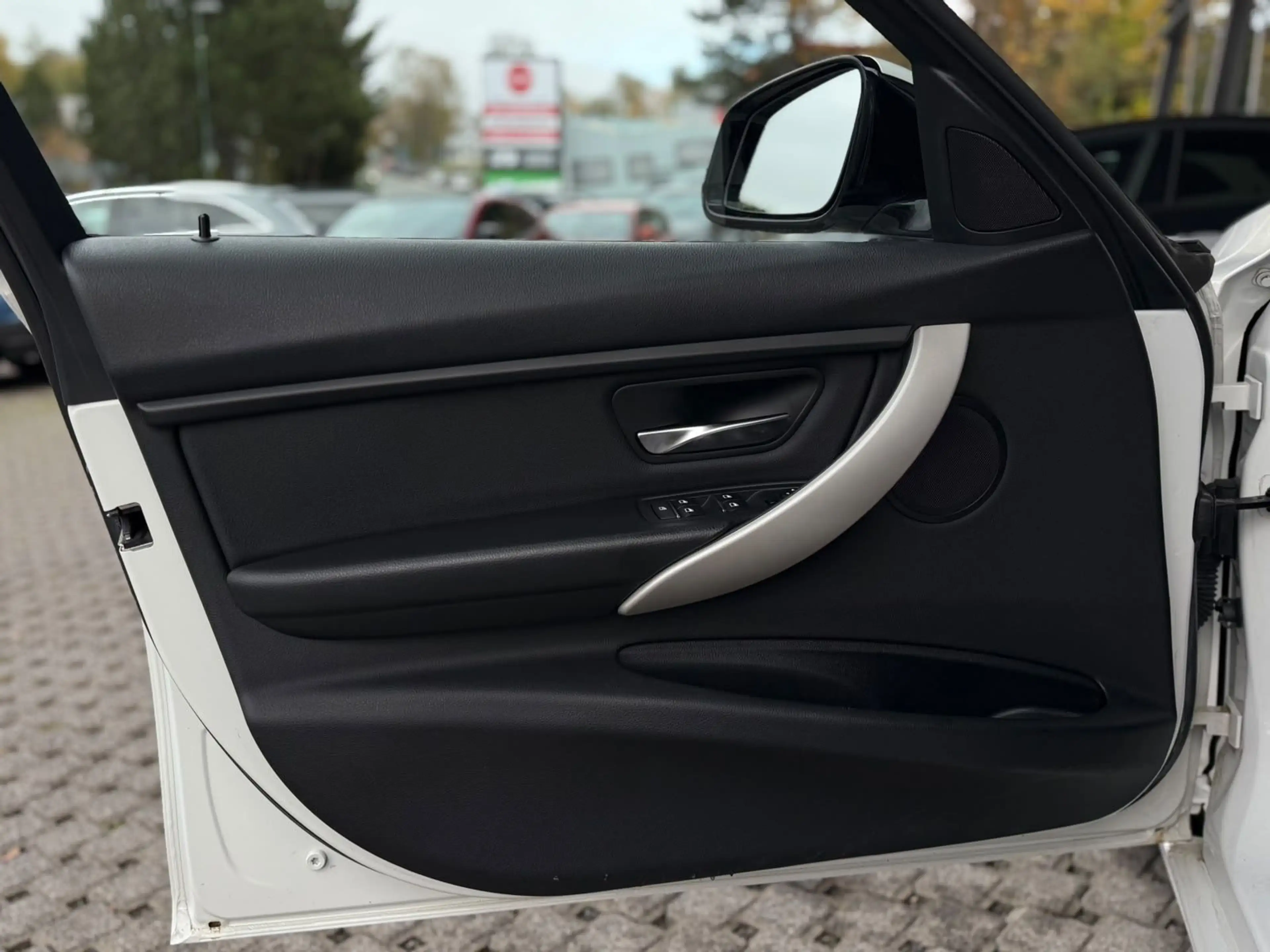 BMW 320 i xDrive Automatik Limousine/ALPINWEISS/SHZ/ — photo 13