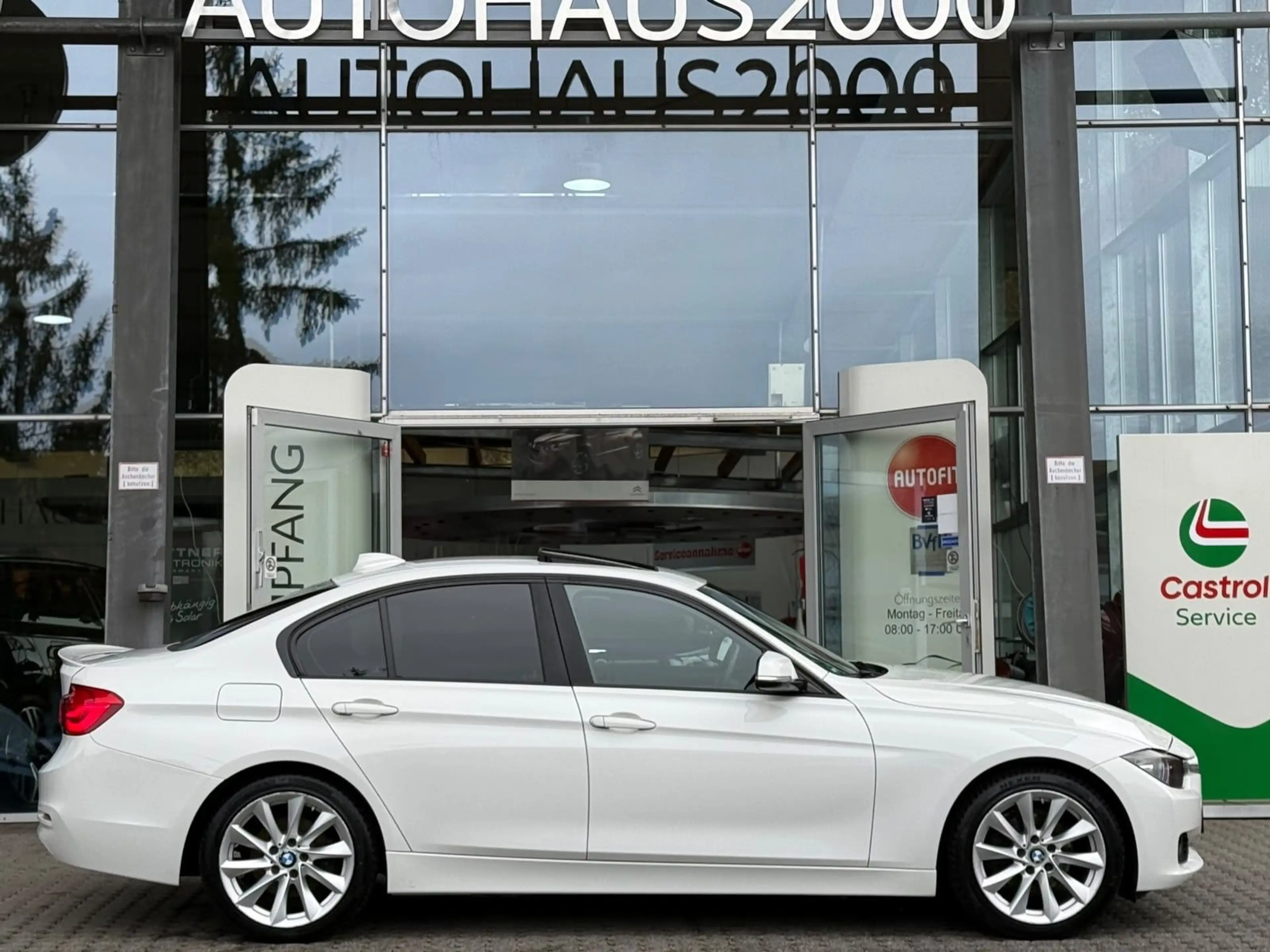BMW 320 i xDrive Automatik Limousine/ALPINWEISS/SHZ/ — photo 4