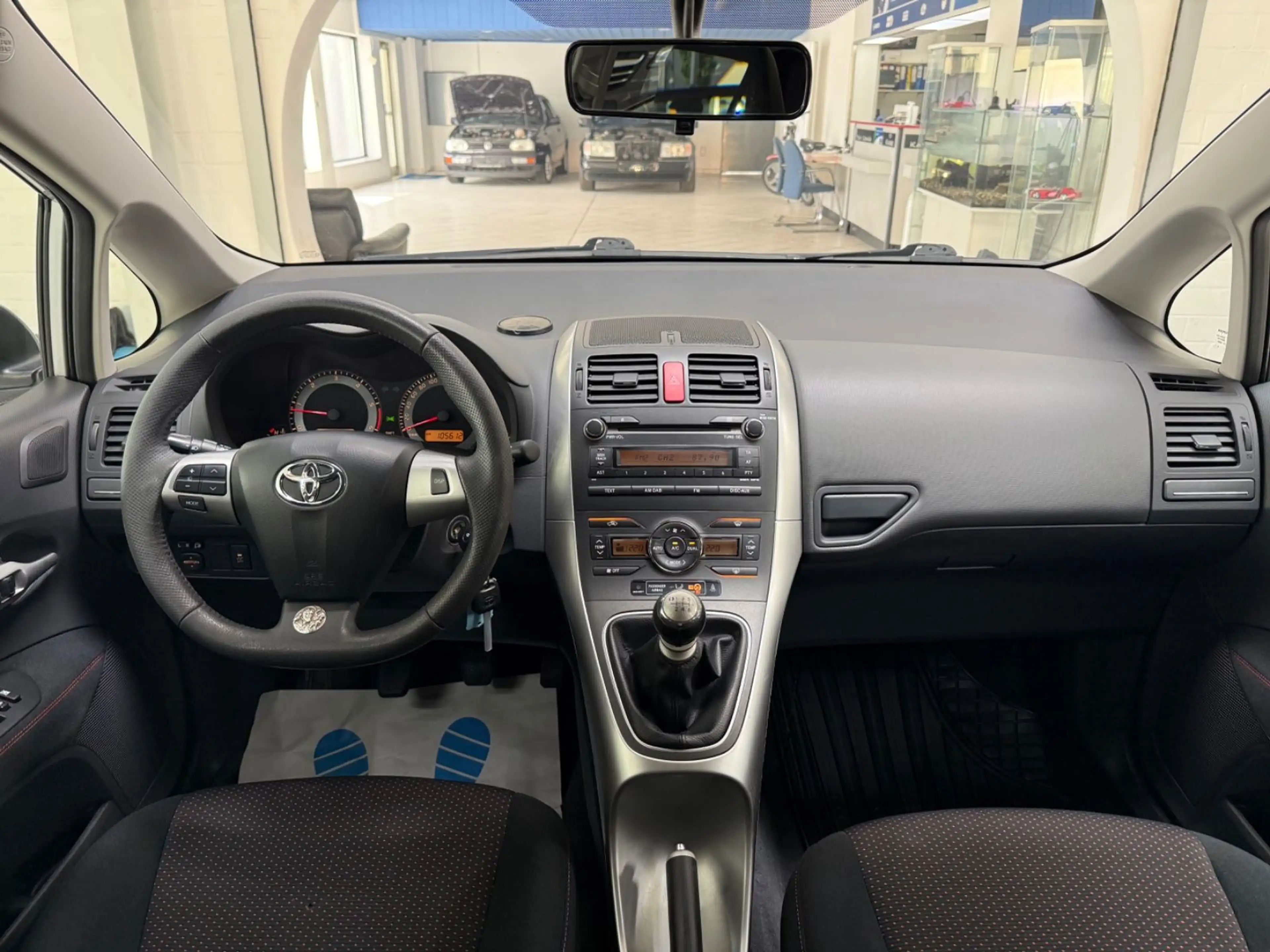 Toyota Auris Club 2.0 AUT KLIMA 1 HAND 5-TRG — photo 12
