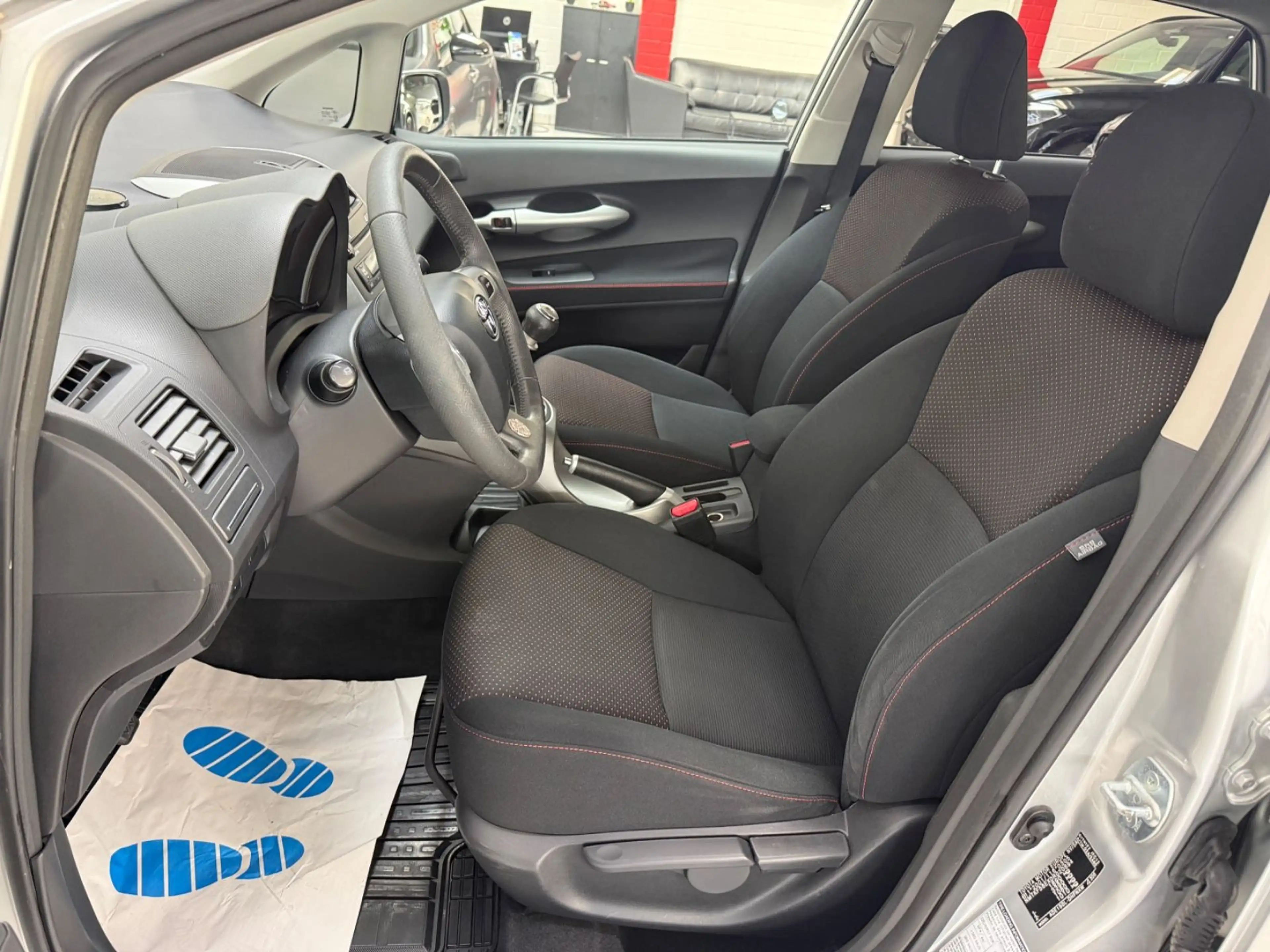 Toyota Auris Club 2.0 AUT KLIMA 1 HAND 5-TRG — photo 9