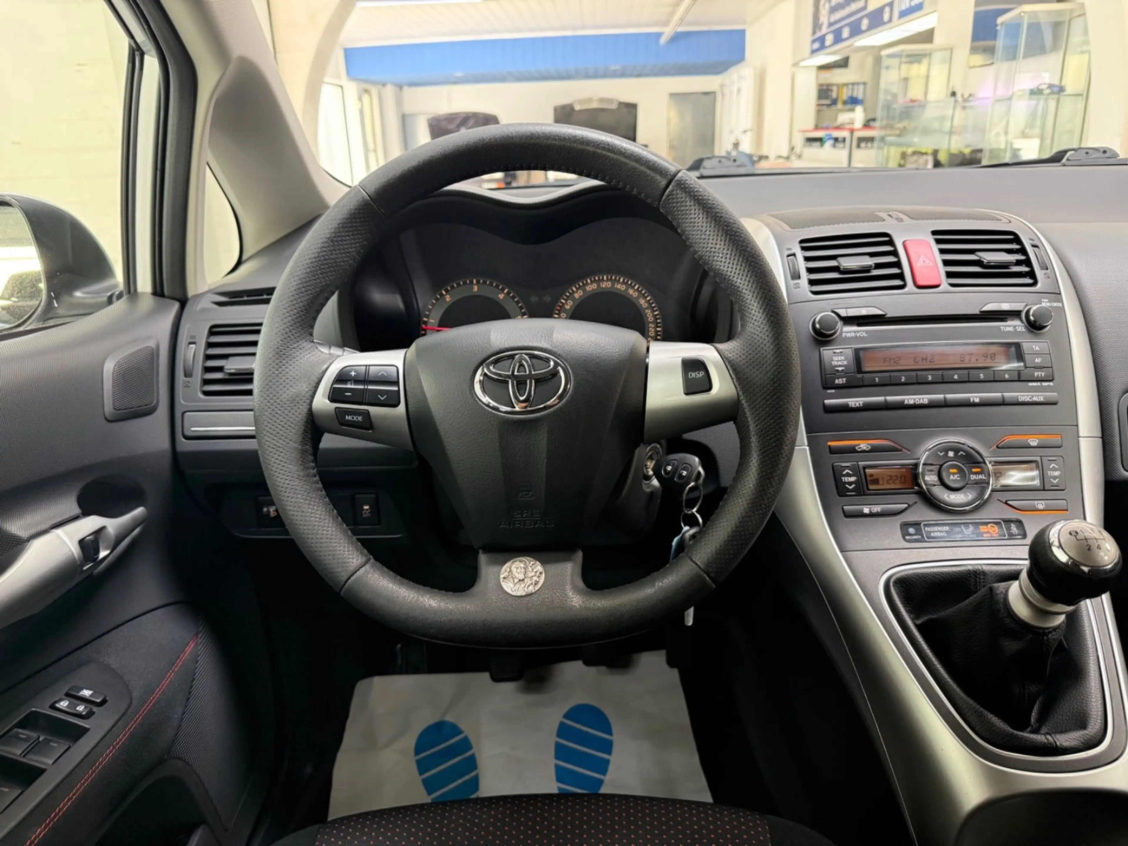 Toyota Auris Club 2.0 AUT KLIMA 1 HAND 5-TRG — photo 13