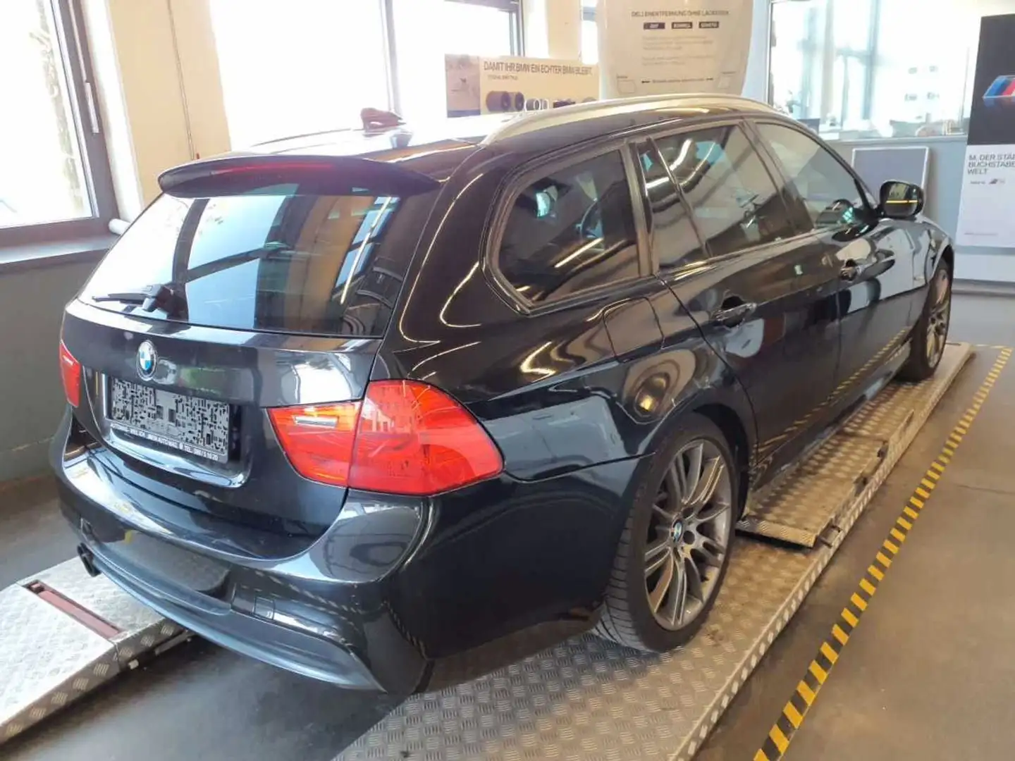BMW 330 d xDrive - M Sportpaket - Aut.- Leder - Navi Schwarz - 2