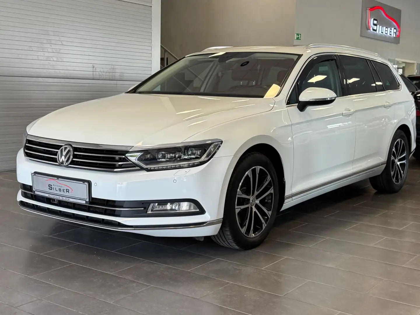 Volkswagen Passat Variant 2.0 TDI High LED/Virtual/Pano Weiß - 1