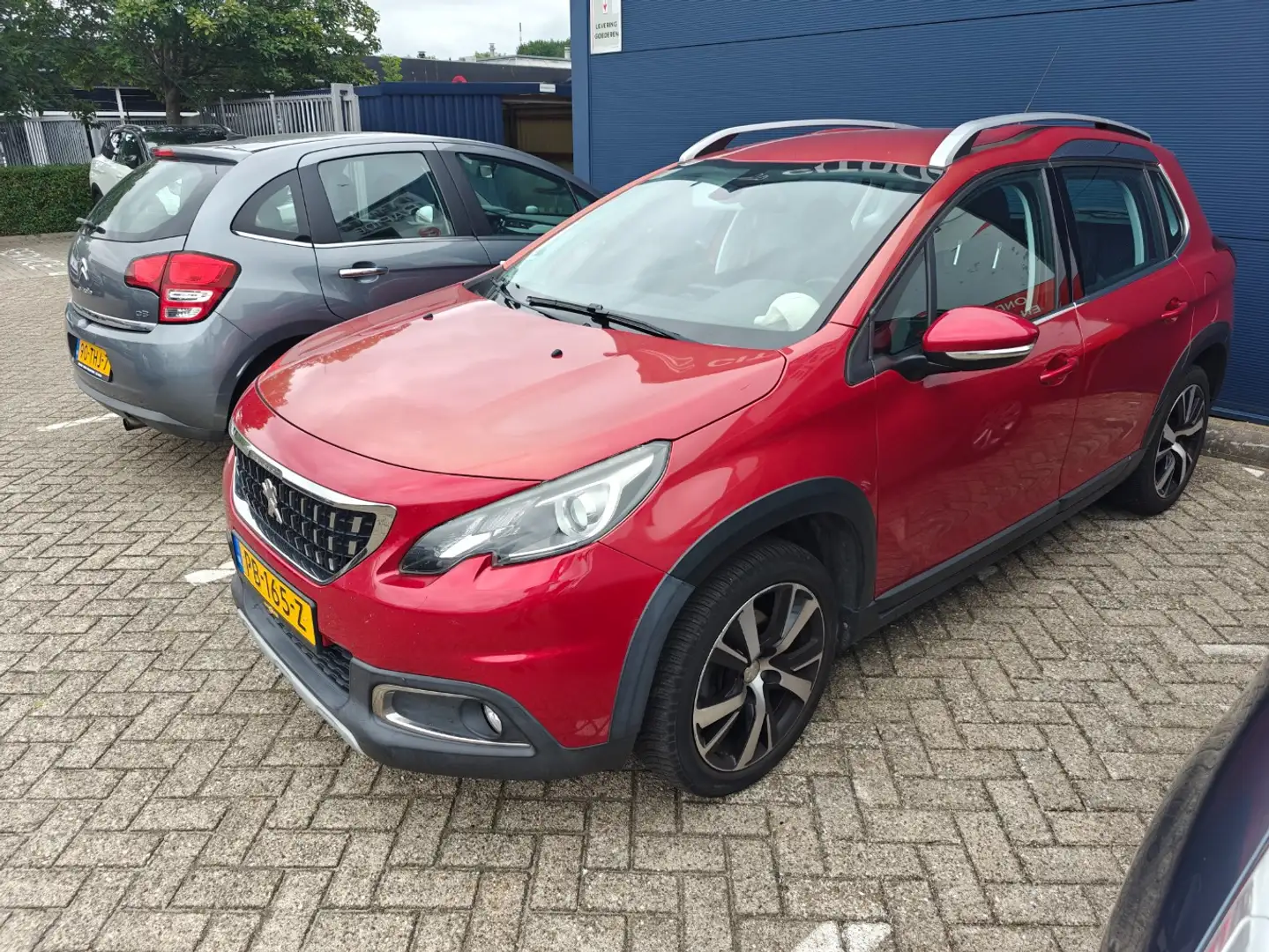 Peugeot 2008 1.2 PureTech Allure | Achterbank in delen neerklap Rood - 1