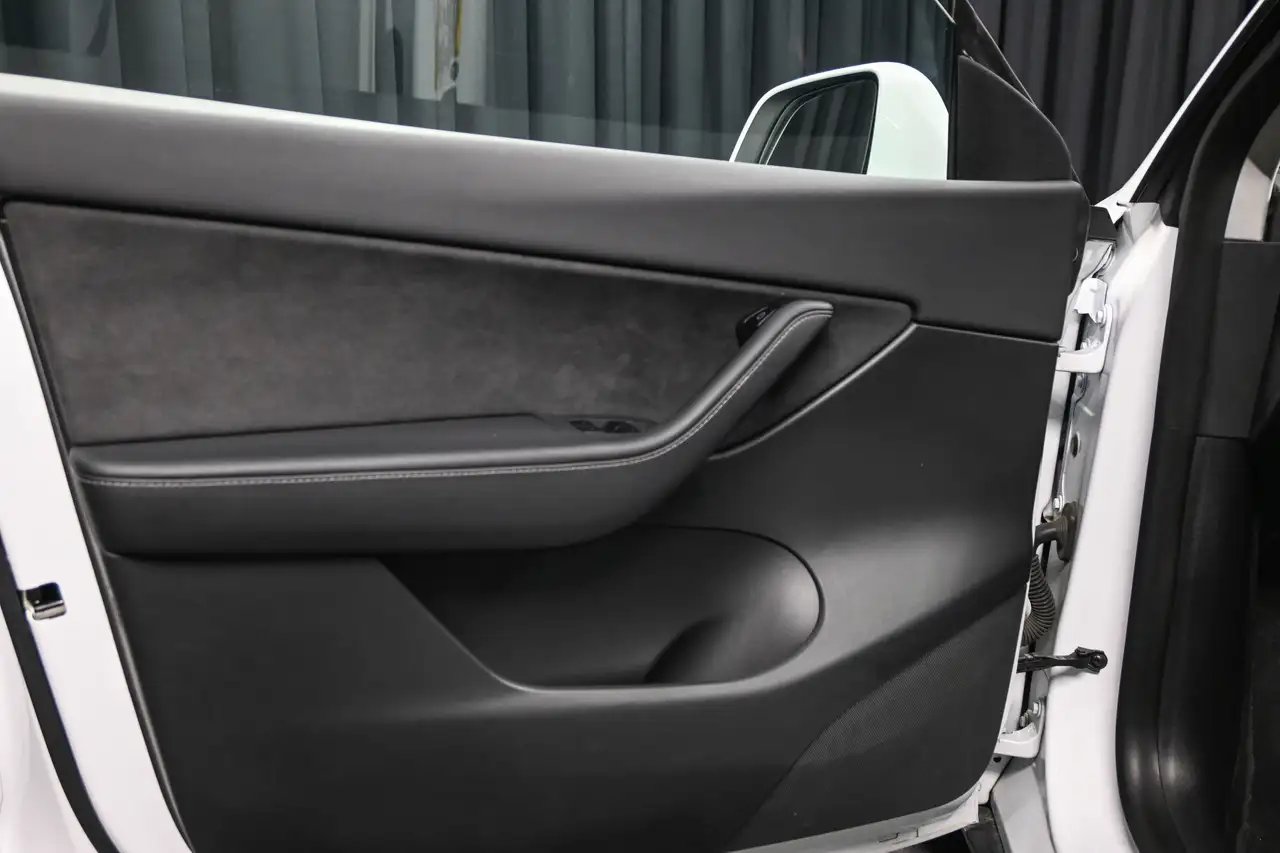 Tesla Model Y снимка Tesla Model Y