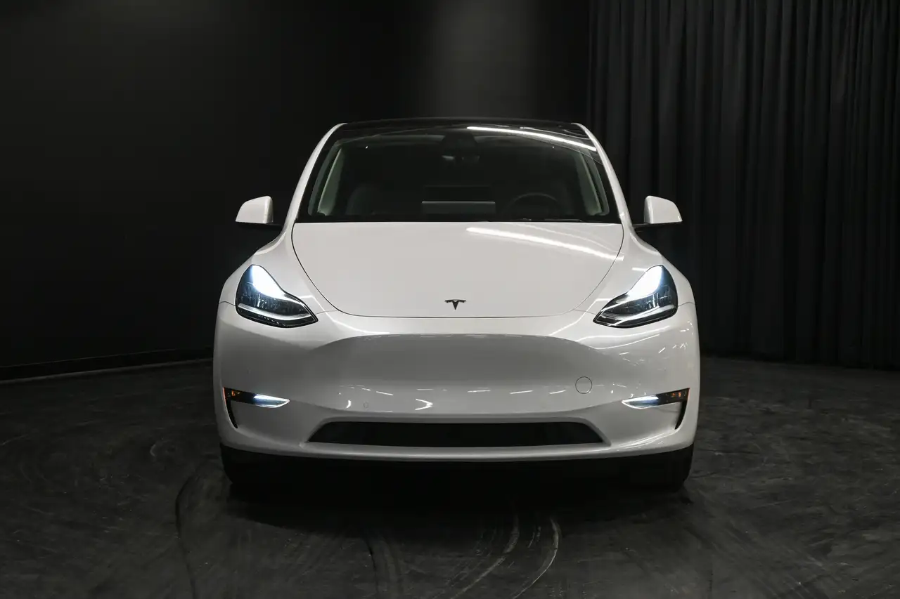 Tesla Model Y снимка Tesla Model Y