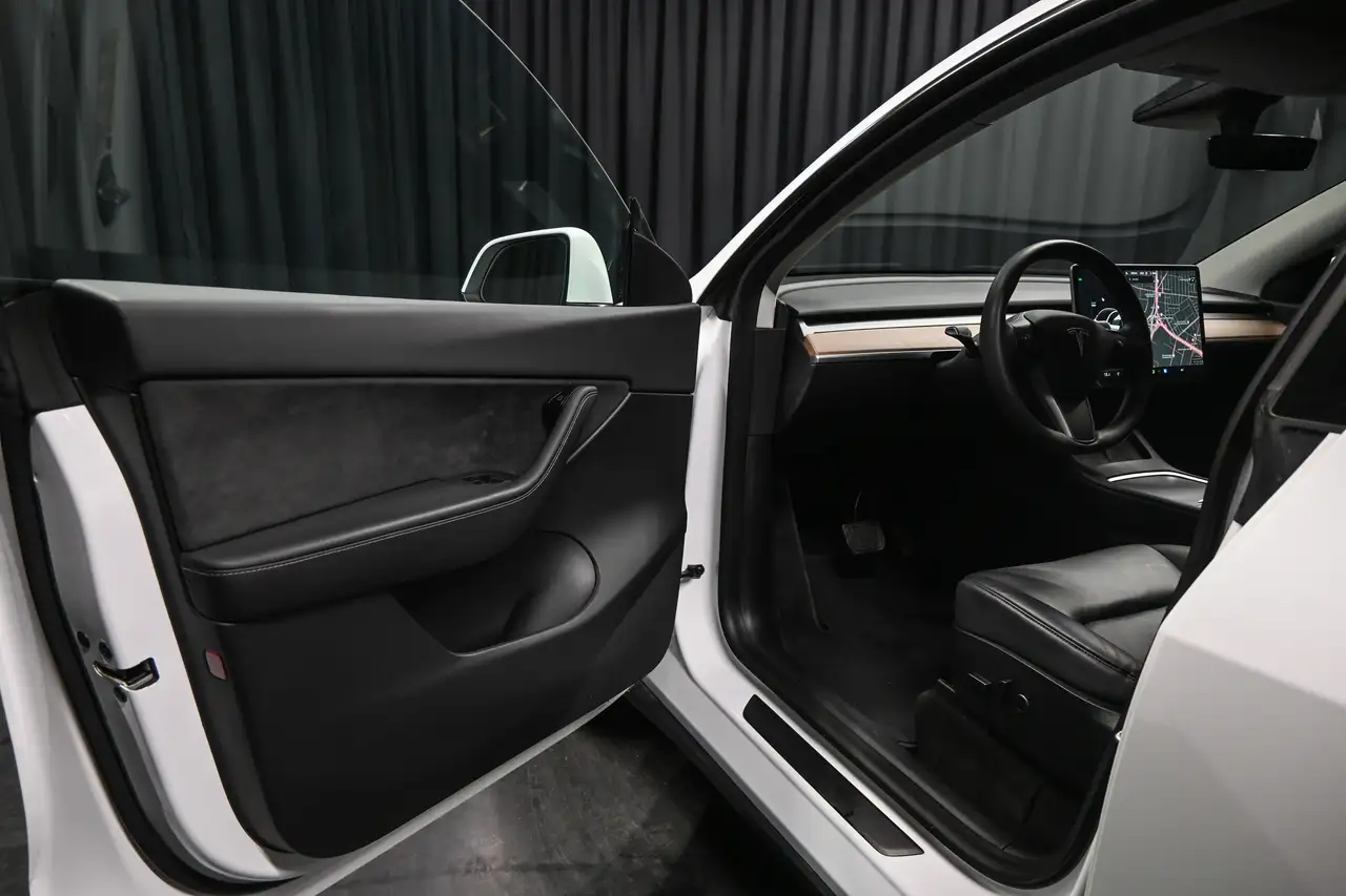Tesla Model Y снимка Tesla Model Y