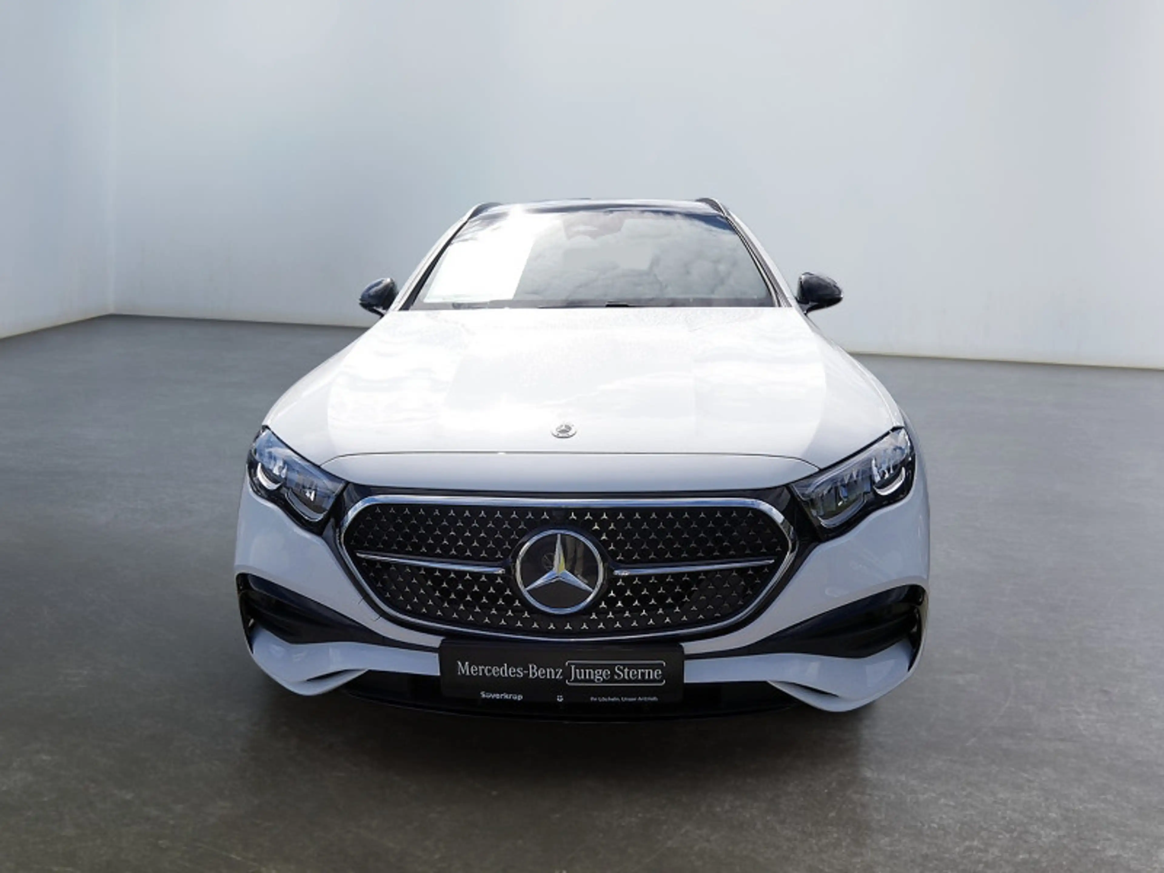 Mercedes-Benz E 200 T , AMG NIGHT AHK DISTR KAMERA PANO SPUR — photo 4