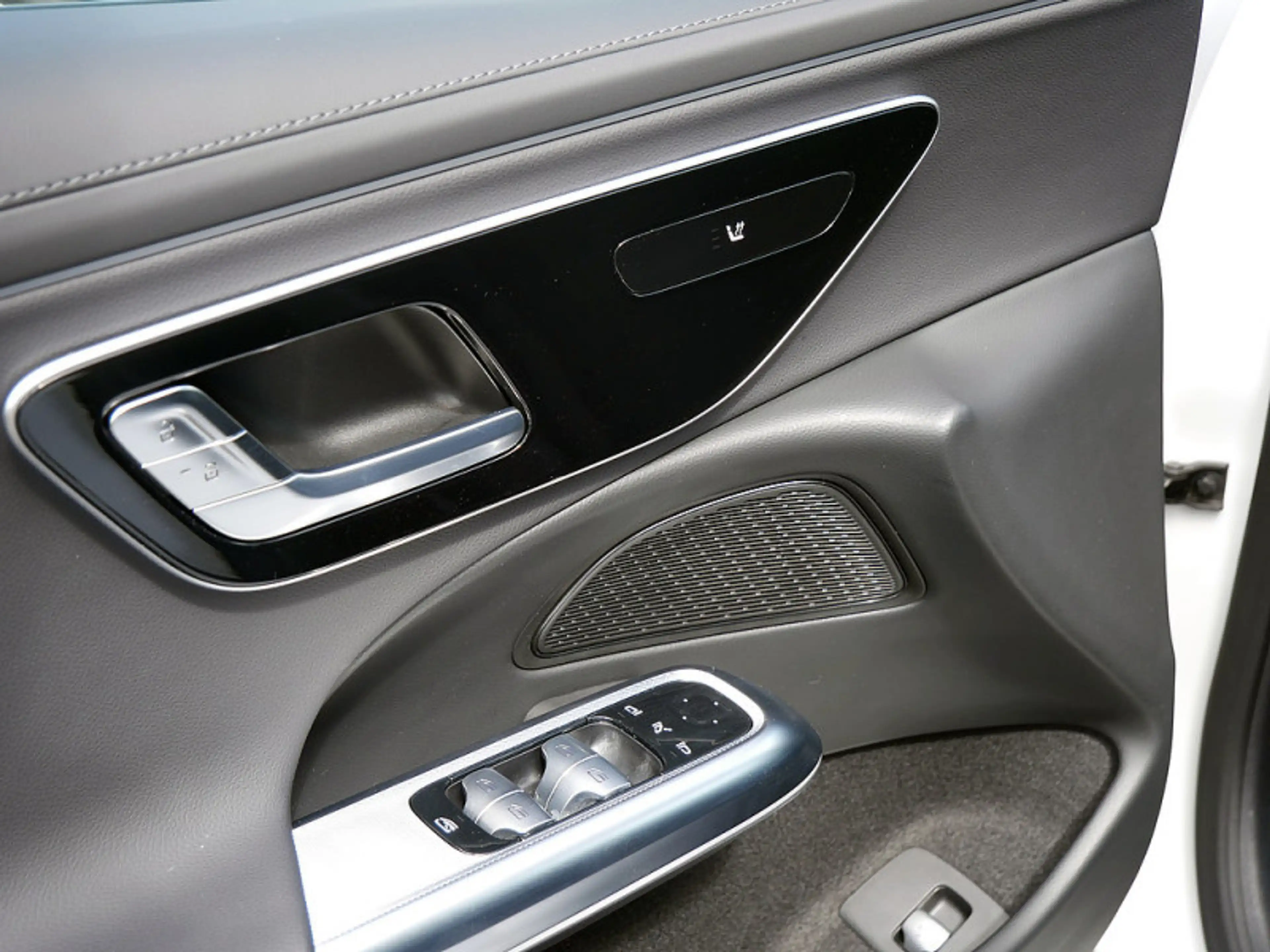 Mercedes-Benz E 200 T , AMG NIGHT AHK DISTR KAMERA PANO SPUR — photo 13