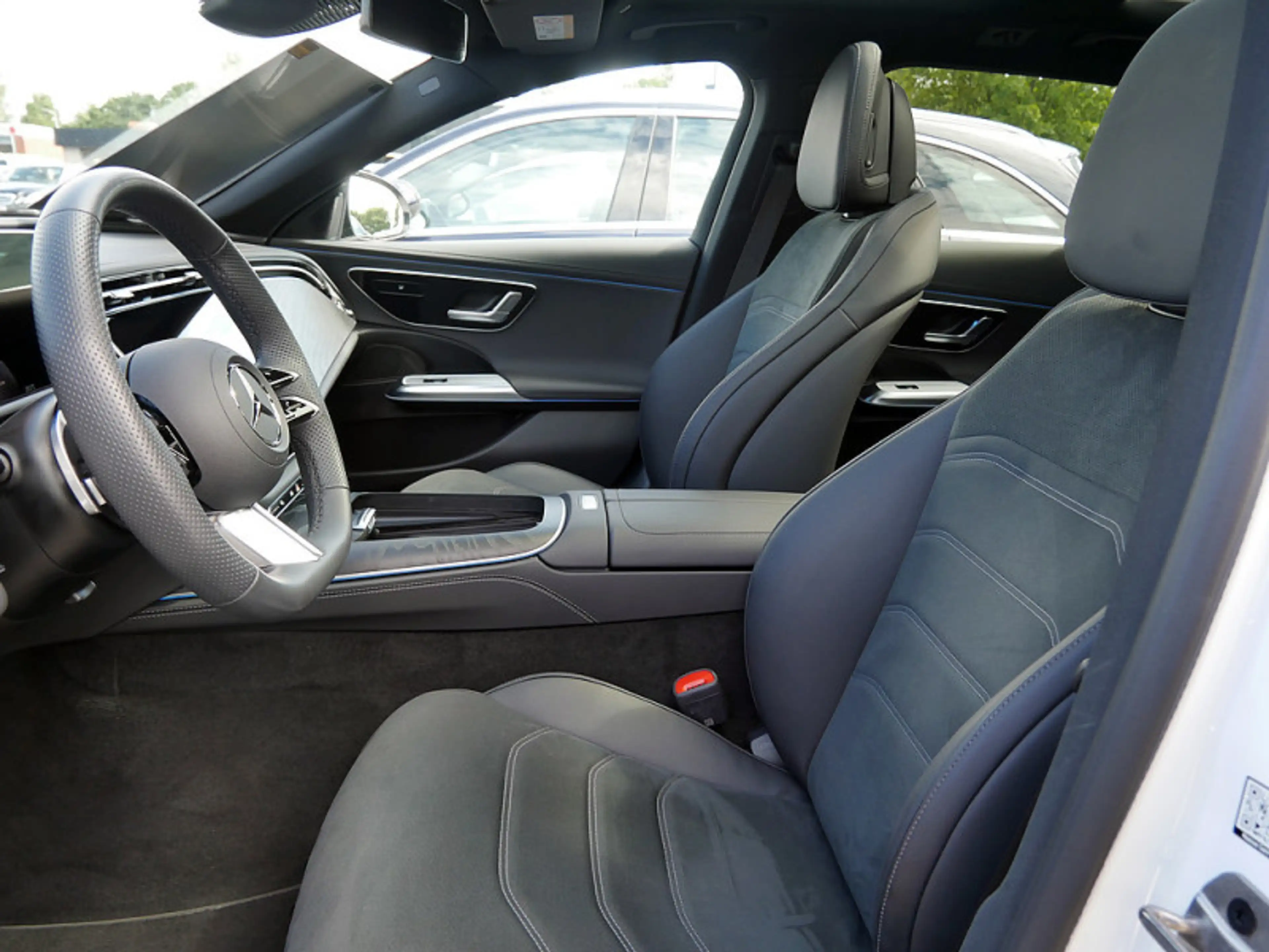Mercedes-Benz E 200 T , AMG NIGHT AHK DISTR KAMERA PANO SPUR — photo 14