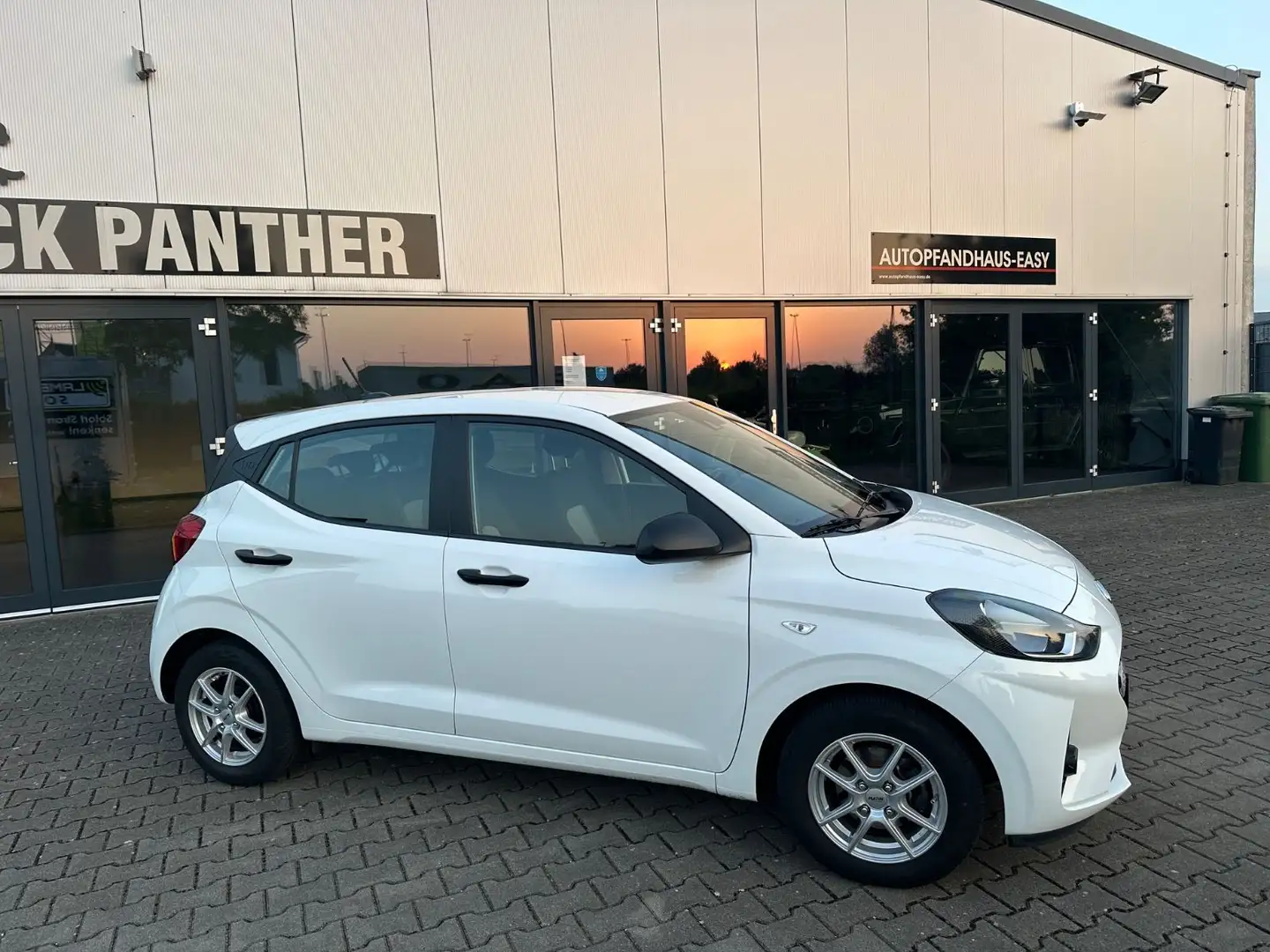 Hyundai i10 Modell 2022 1Hand Klima Alu Weiß - 2