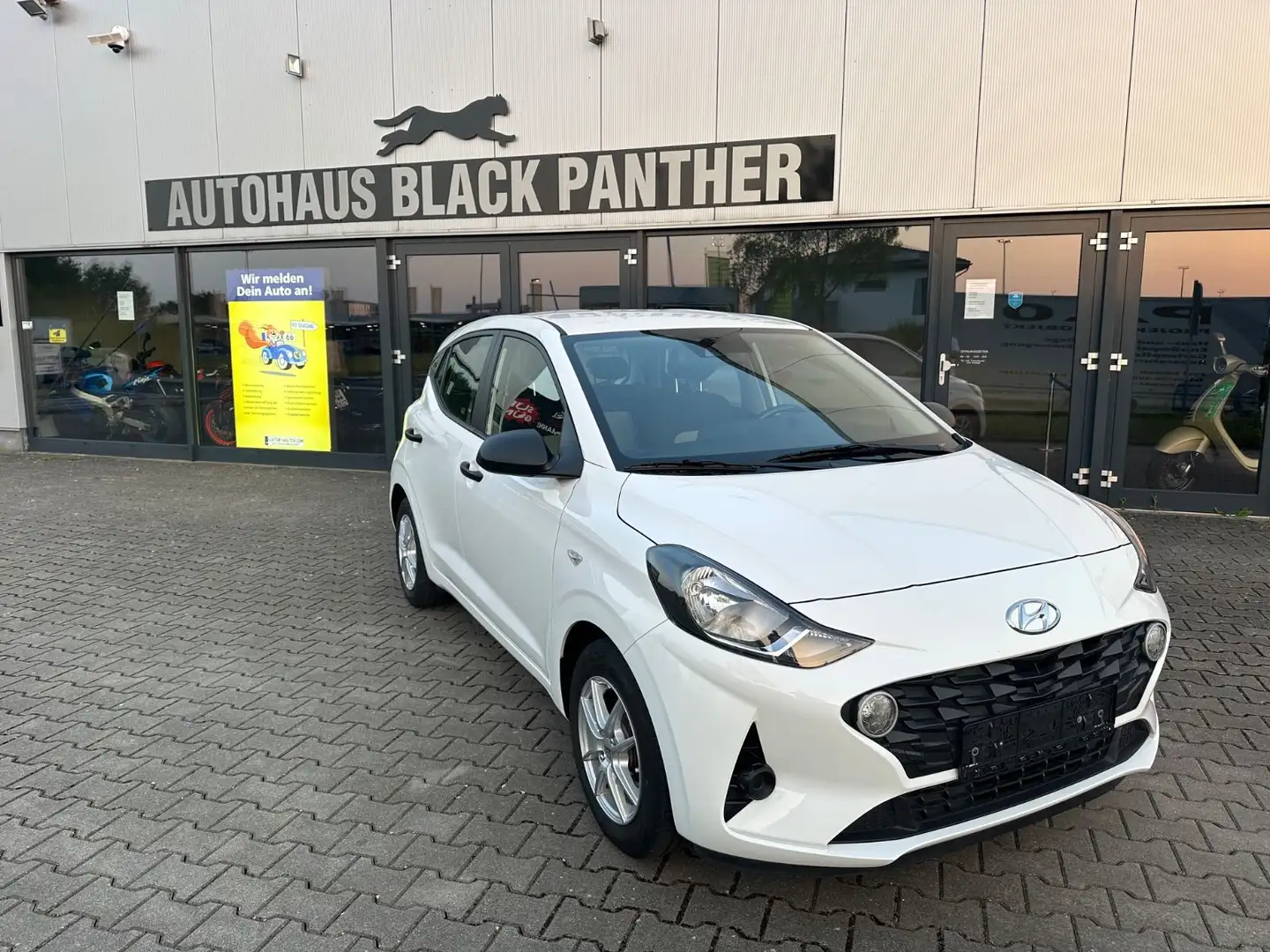 Hyundai i10 Modell 2022 1Hand Klima Alu Weiß - 1