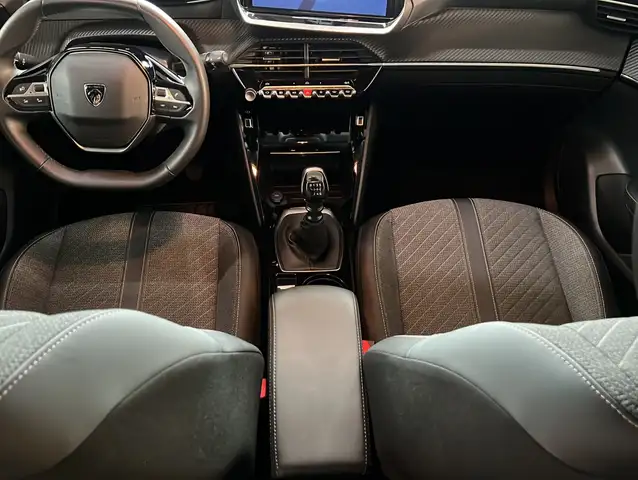 Peugeot 208 view 9