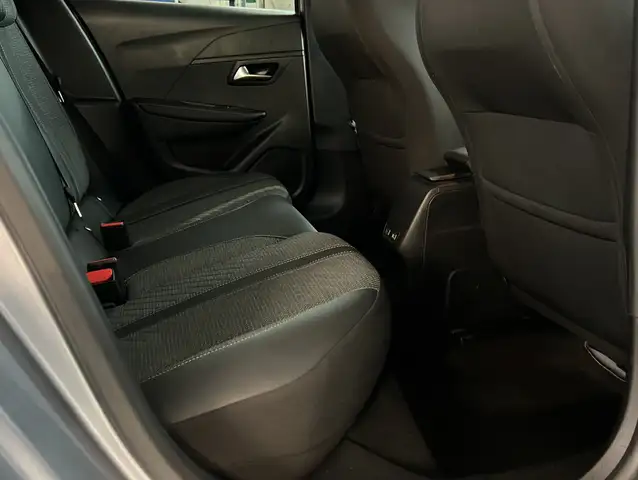 Peugeot 208 view 11