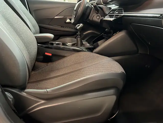 Peugeot 208 view 12