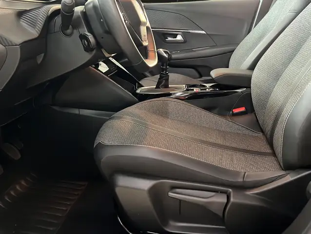 Peugeot 208 view 6