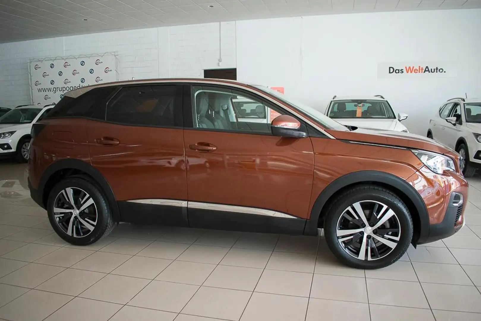 Peugeot 3008 1.5 BLUEHDI 96KW ALLURE S&S 5P Marrón - 2