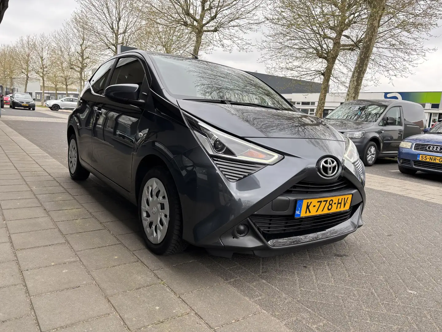 Toyota Aygo 1.0 VVT-i x-play Grijs - 2