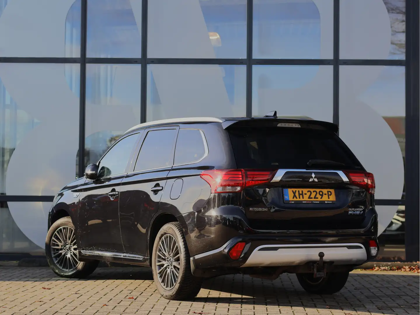 Mitsubishi Outlander 2.4 PHEV Intense+ | Pano | Trekhaak | Camera | App Noir - 2