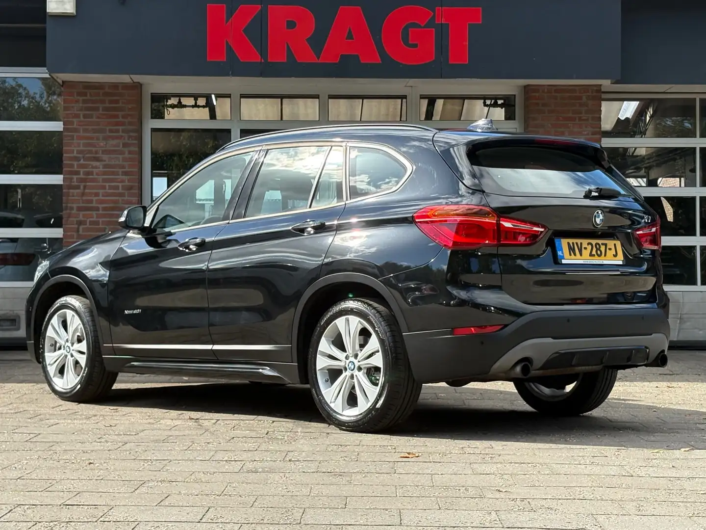BMW X1 Executive XDrive20i 192 pk AUTOMAAT - LED - navi - Zwart - 2