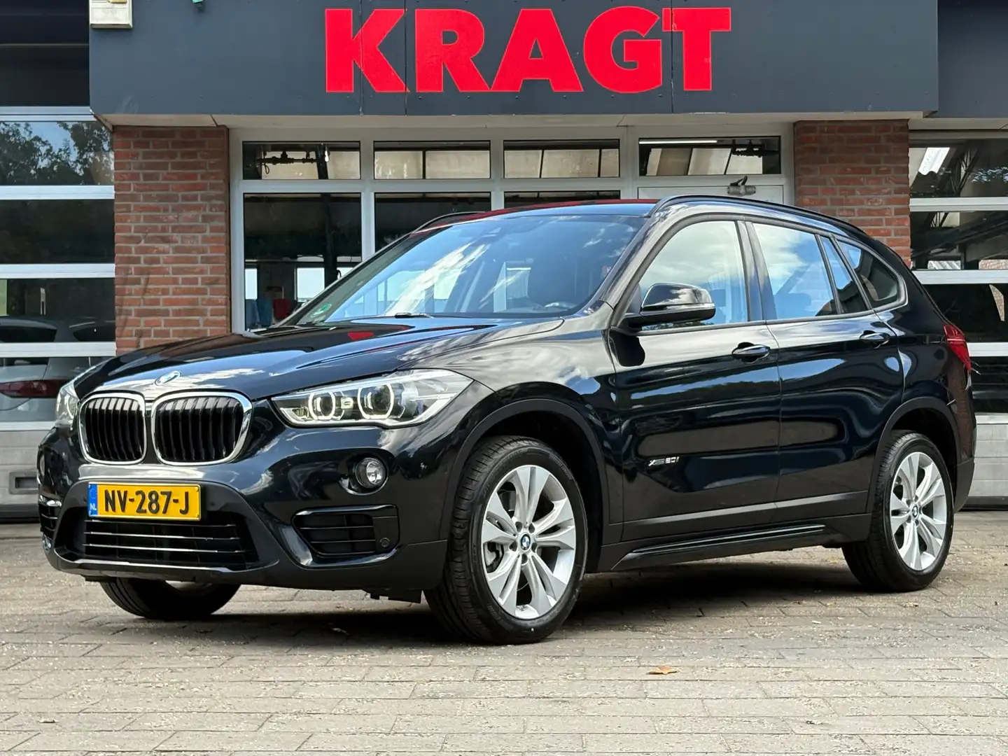 BMW X1 Executive XDrive20i 192 pk AUTOMAAT - LED - navi - Zwart - 1