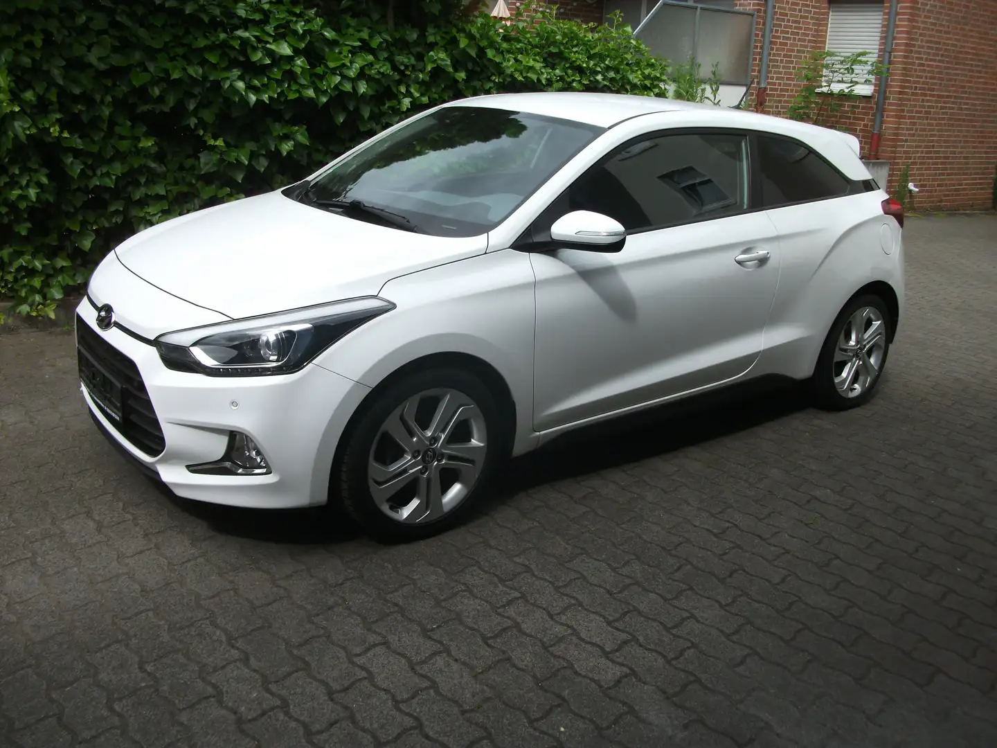 Hyundai i20 Coupe 1.4 Style,2.Hand,17" Alu, gepflegt Weiß - 1