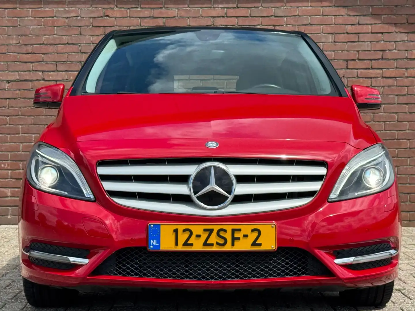 Mercedes-Benz B 180 | NL-AUTO! | NAVI! | TREKHAAK! Rood - 2