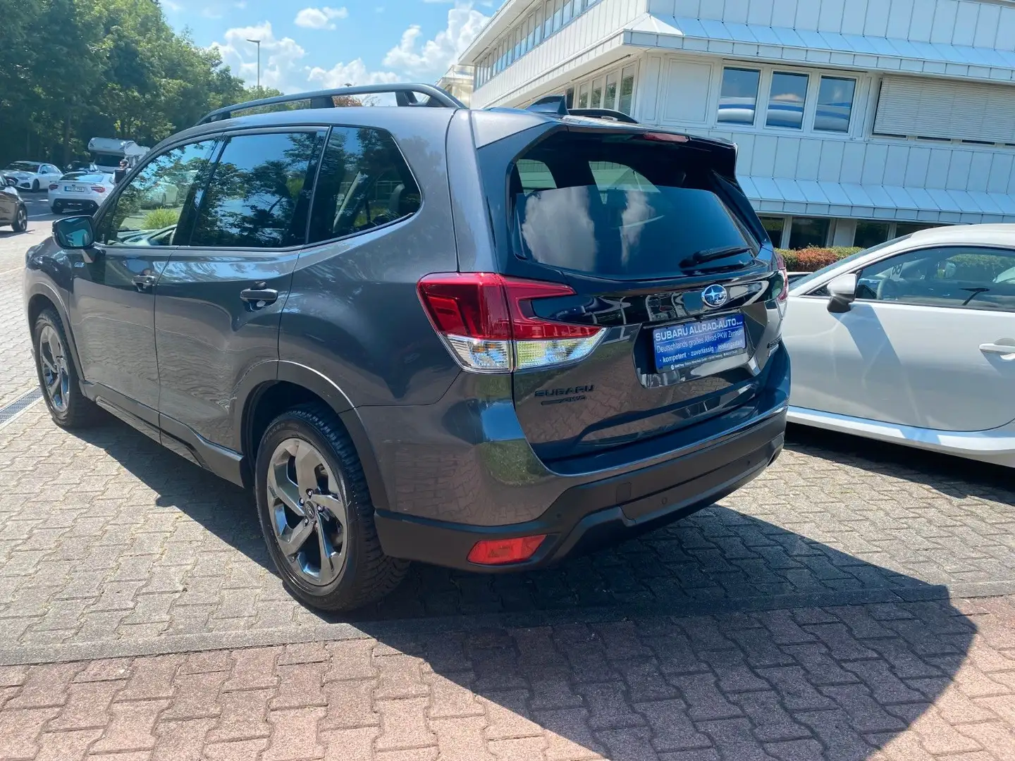 Subaru Forester 2.0ie Black EDITION Platinum Lineartr. Grau - 2