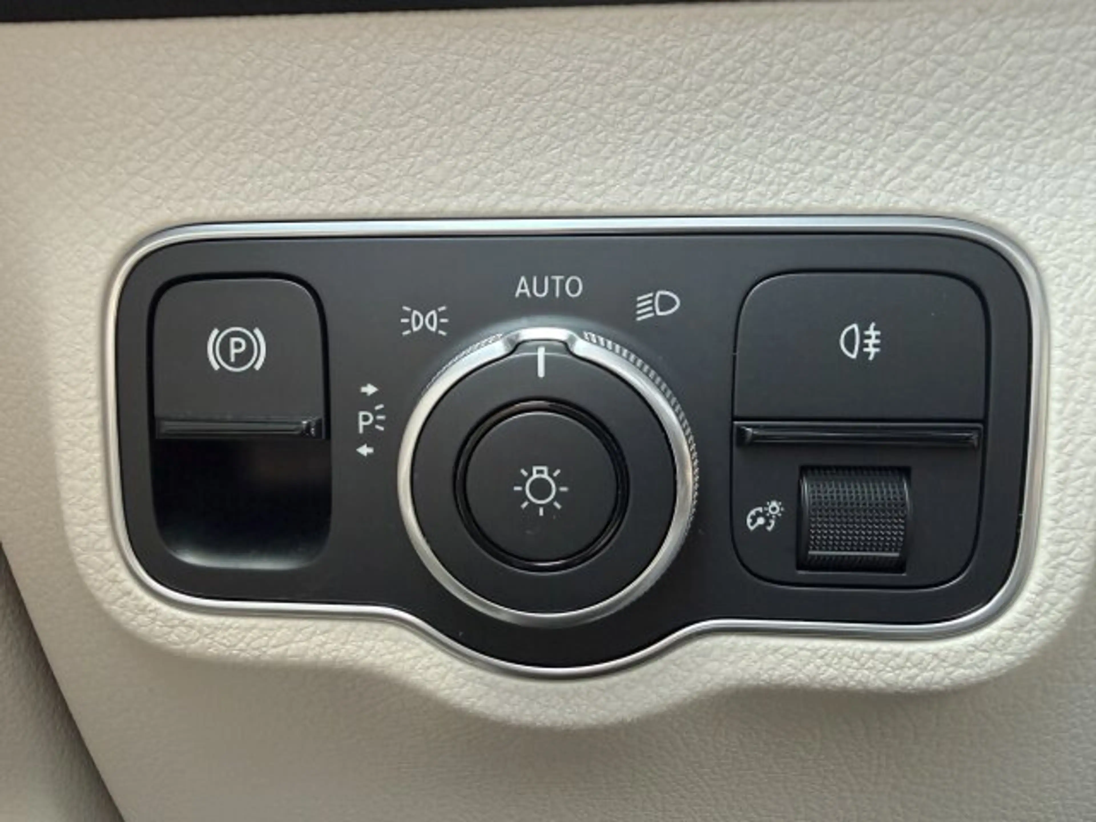 Mercedes-Benz EQB 300 EQB 300 4M Progressive LED MBUX Kamera Ambiente — photo 12