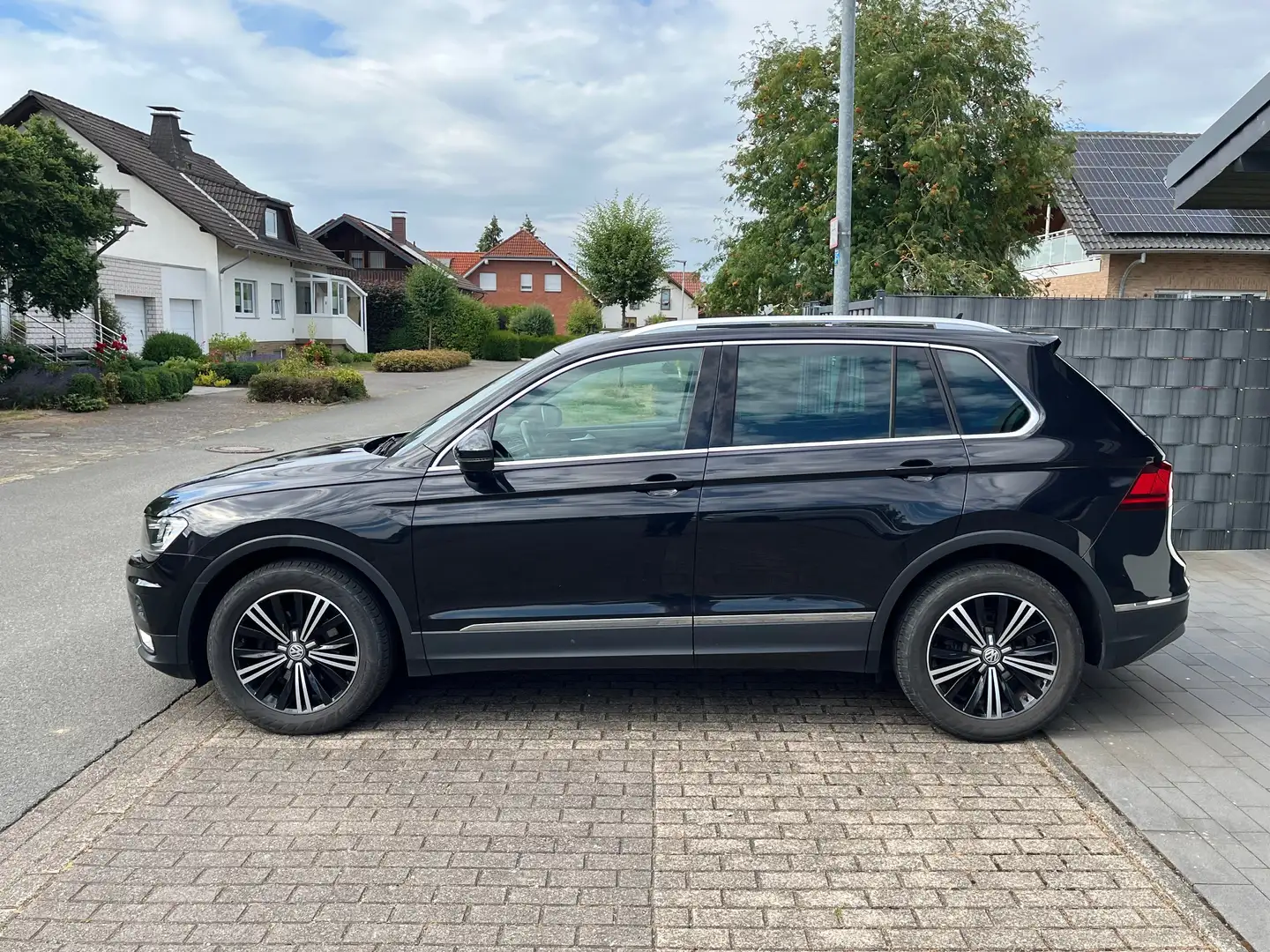 Volkswagen Tiguan Highline LED Panoramadach Navi ACC Scheckheft AHK Noir - 2