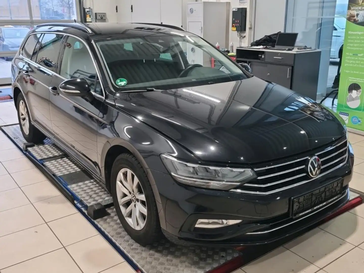 Volkswagen Passat Variant 1.5 TSI Business DSG AHK*Navi*ACC Schwarz - 2