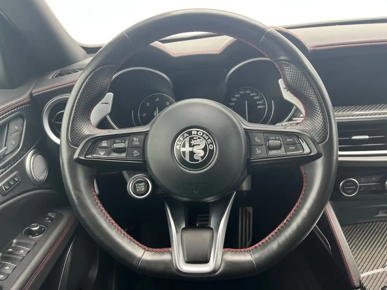 Alfa Romeo Stelvio 2023 — фото 13