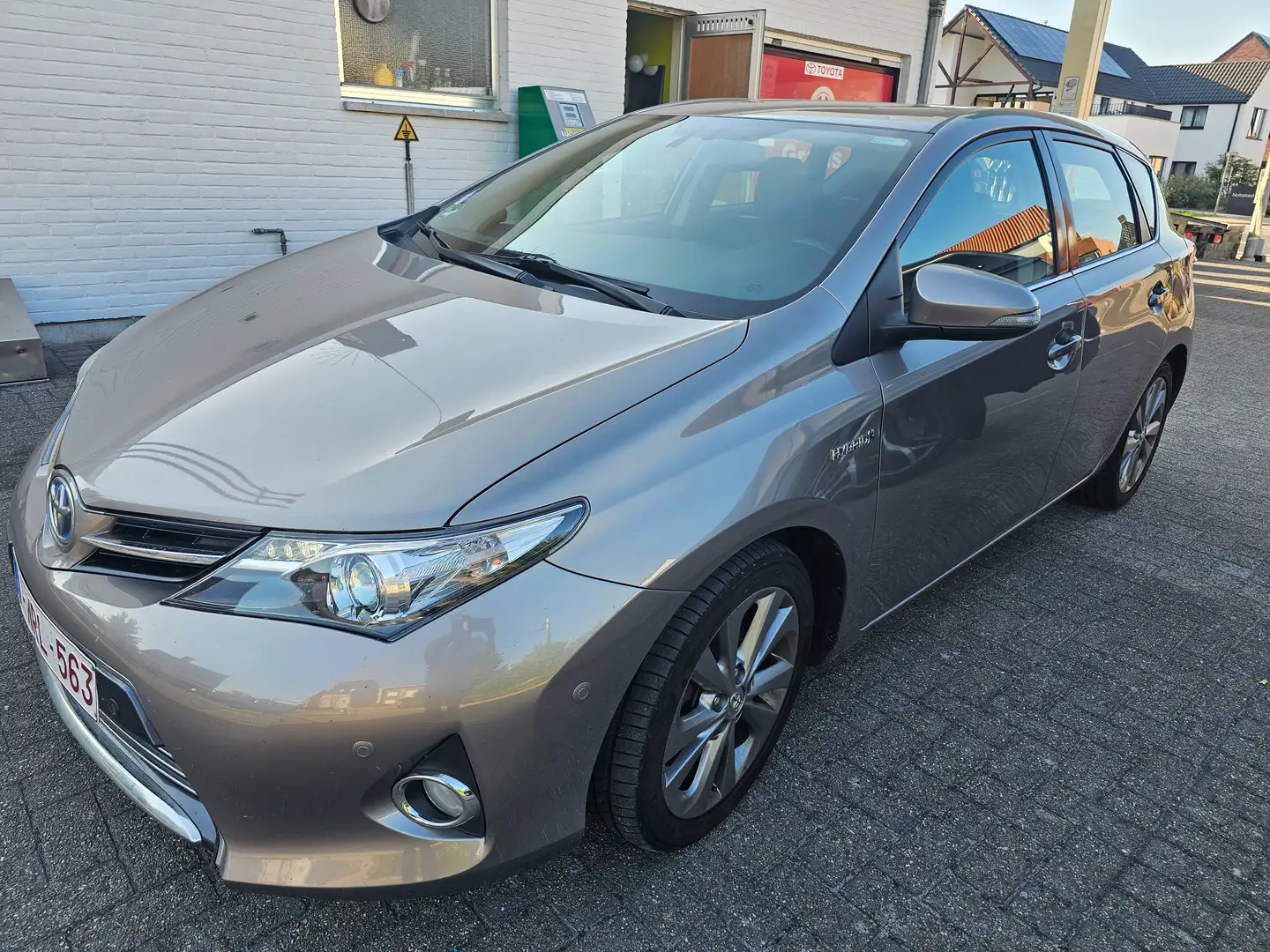 Toyota Auris Auris HEV 1.8i HSD Lounge CVT Grijs - 2